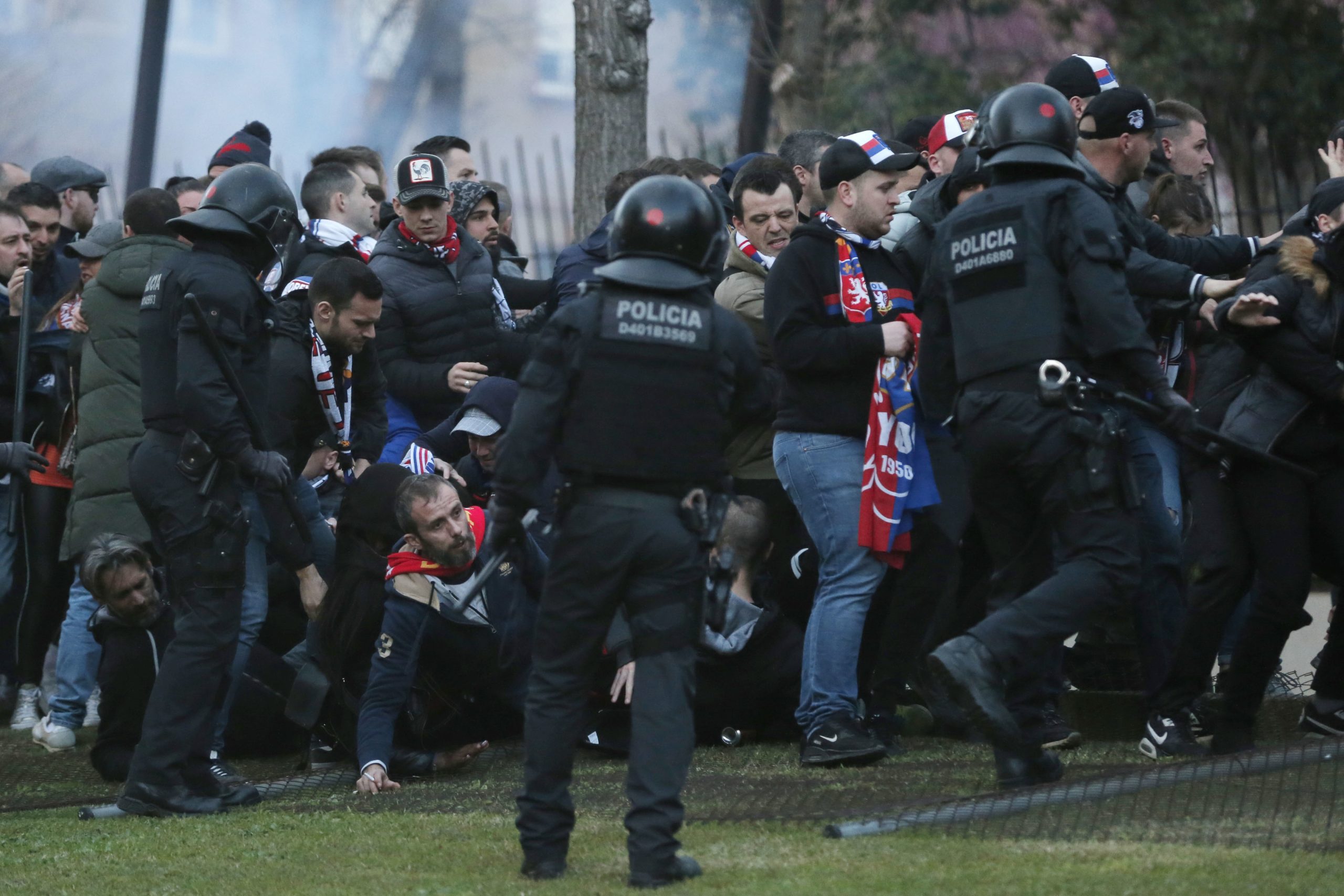 Dez feridos e cinco detidos após confrontos entre adeptos do Barcelona e do Lyon
