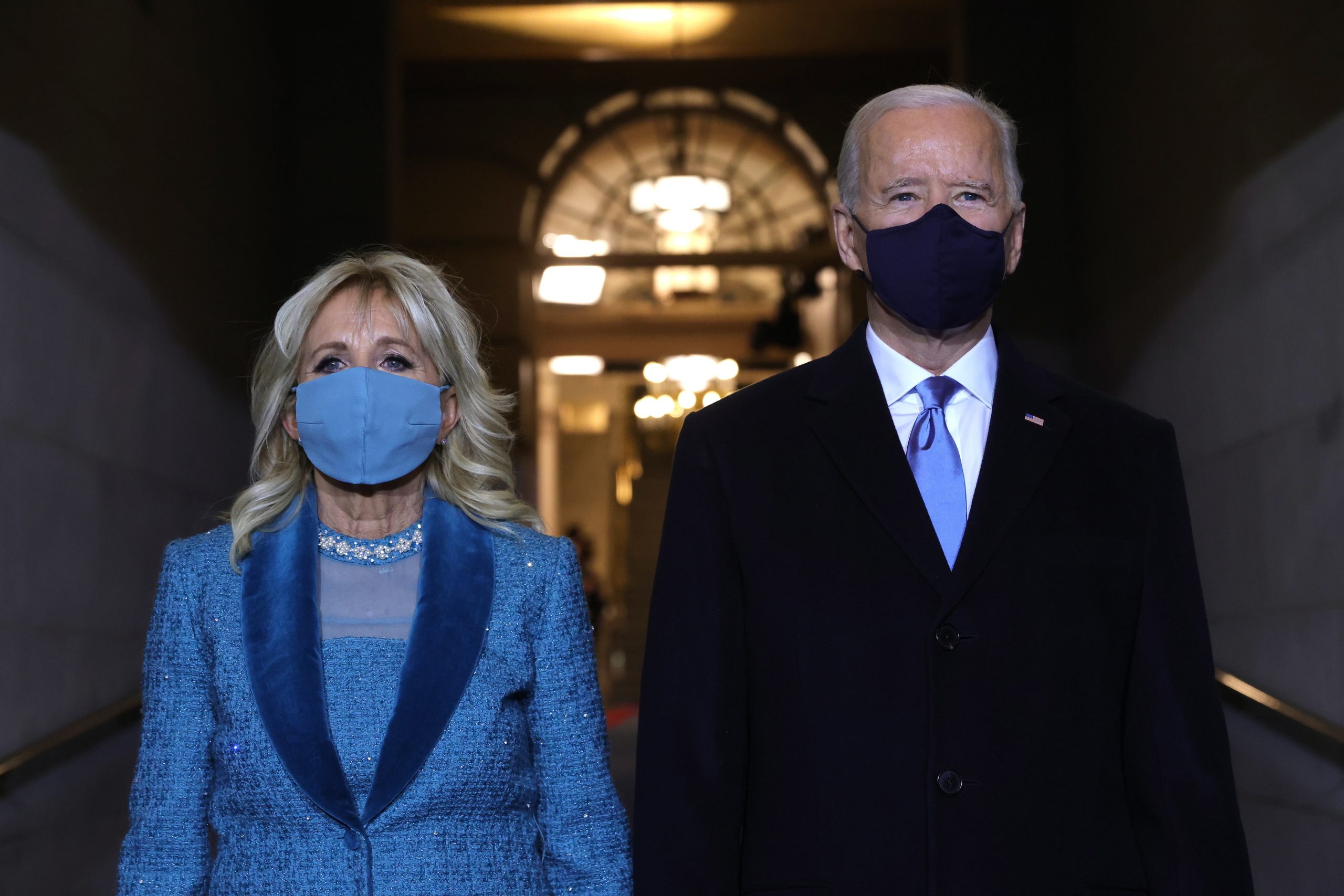 Jurou a Constituição e reverteu decisões de Trump. O primeiro de Biden como Presidente dos EUA