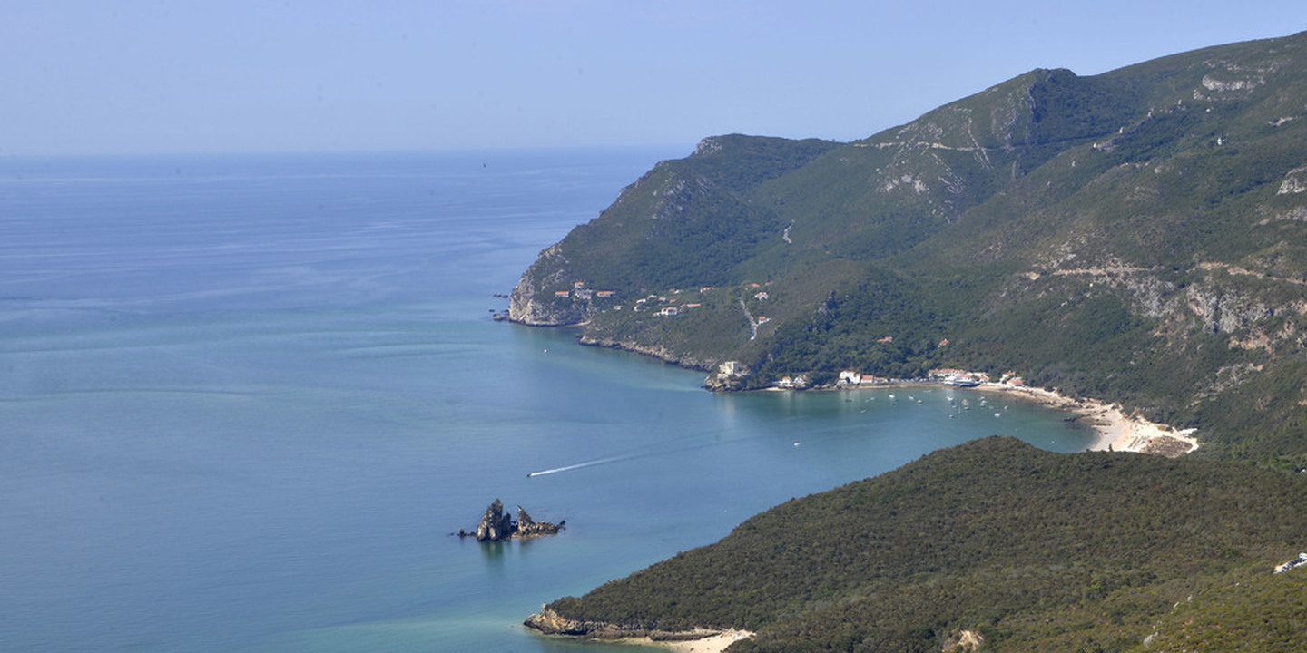 Câmara de Setúbal prolonga restrições à circulação automóvel nos acessos a praias da Arrábida