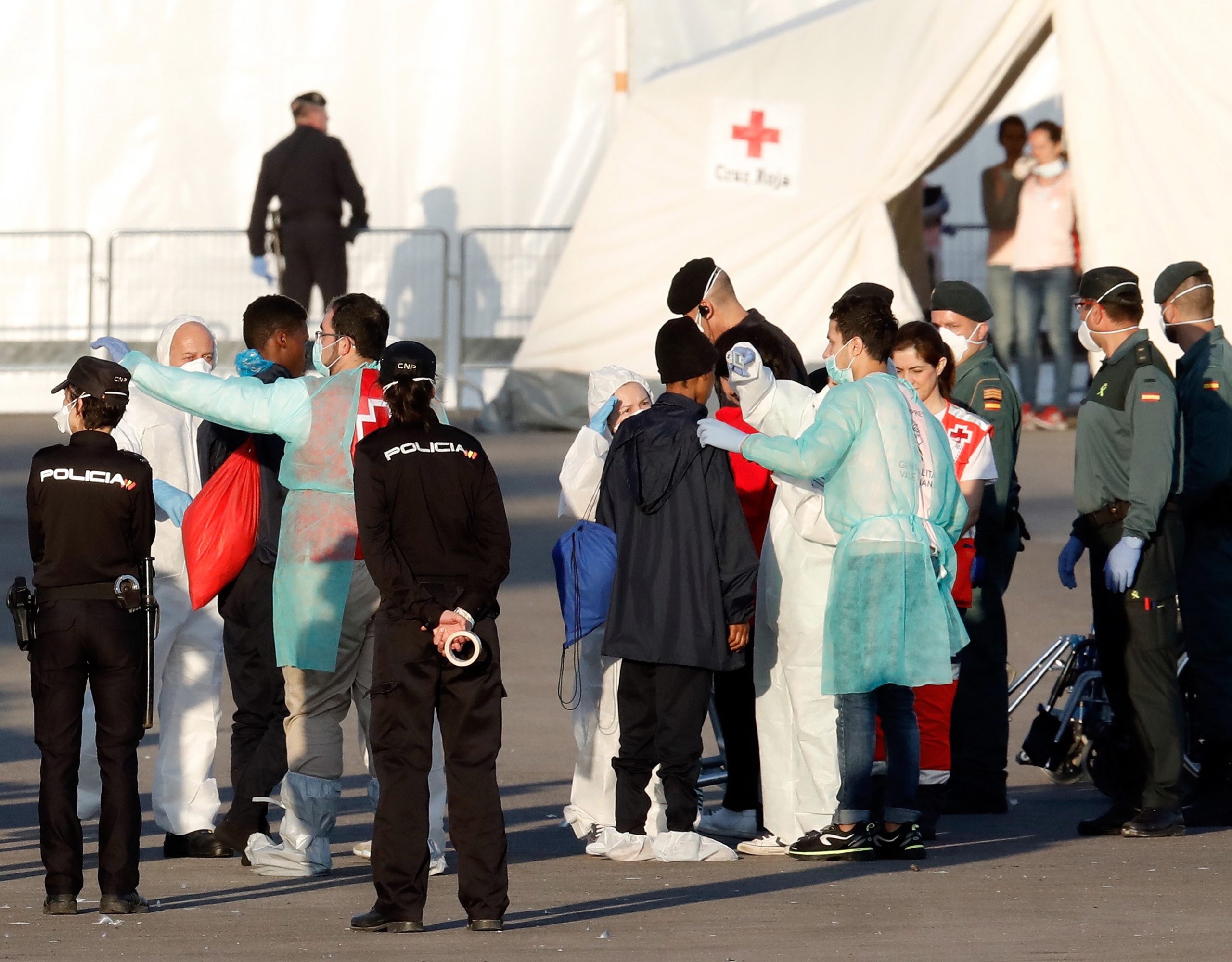 Os 630 migrantes recolhidos pelo navio “Aquarius” já chegaram ao porto de Valência, em Espanha
