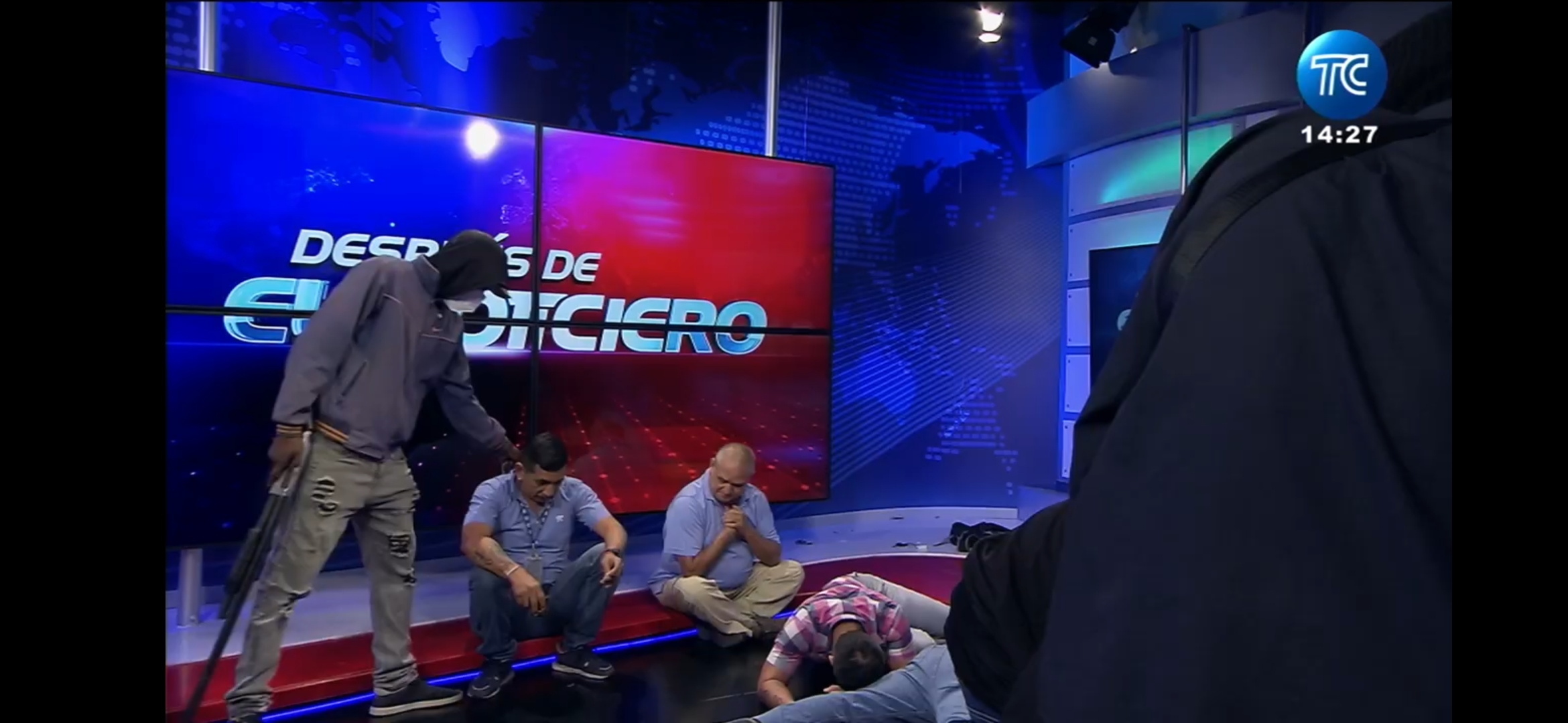 Homens armados invadem estúdio de televisão no Equador em direto