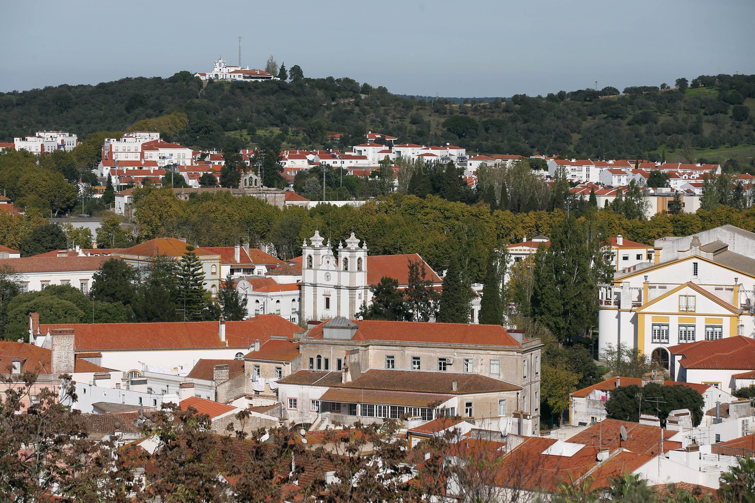 Homem de 71 anos morre atropelado em Montemor-o-Novo e condutor foge