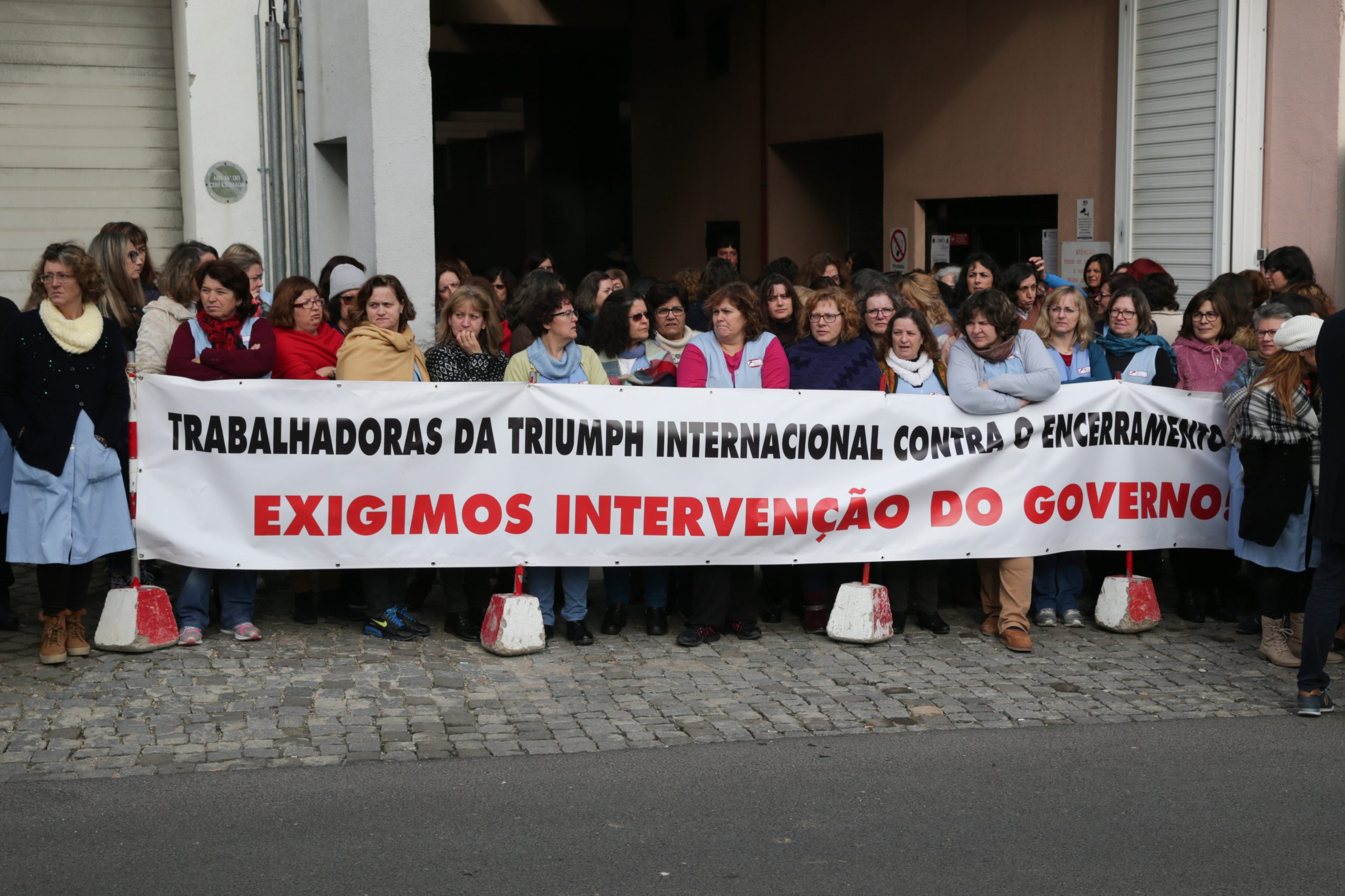 Trabalhadores da antiga Triumph entregam peça de lingerie ao Governo em protesto contra encerramento de fábrica