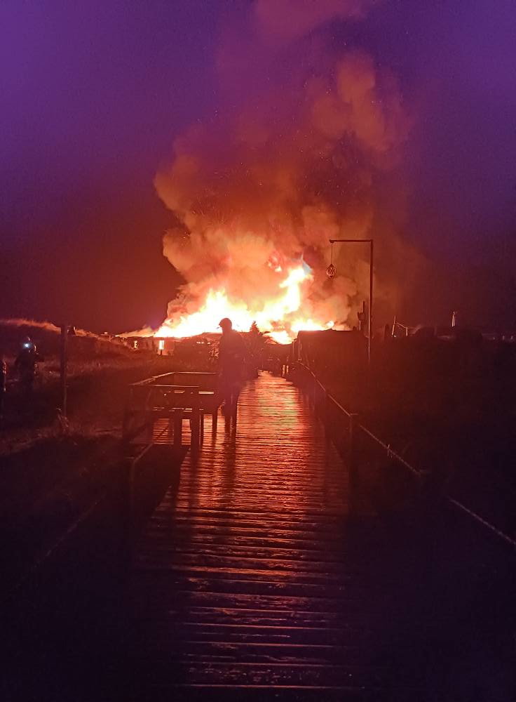 Incêndio consome restaurante na Costa da Caparica. Dado como dominado esta madrugada