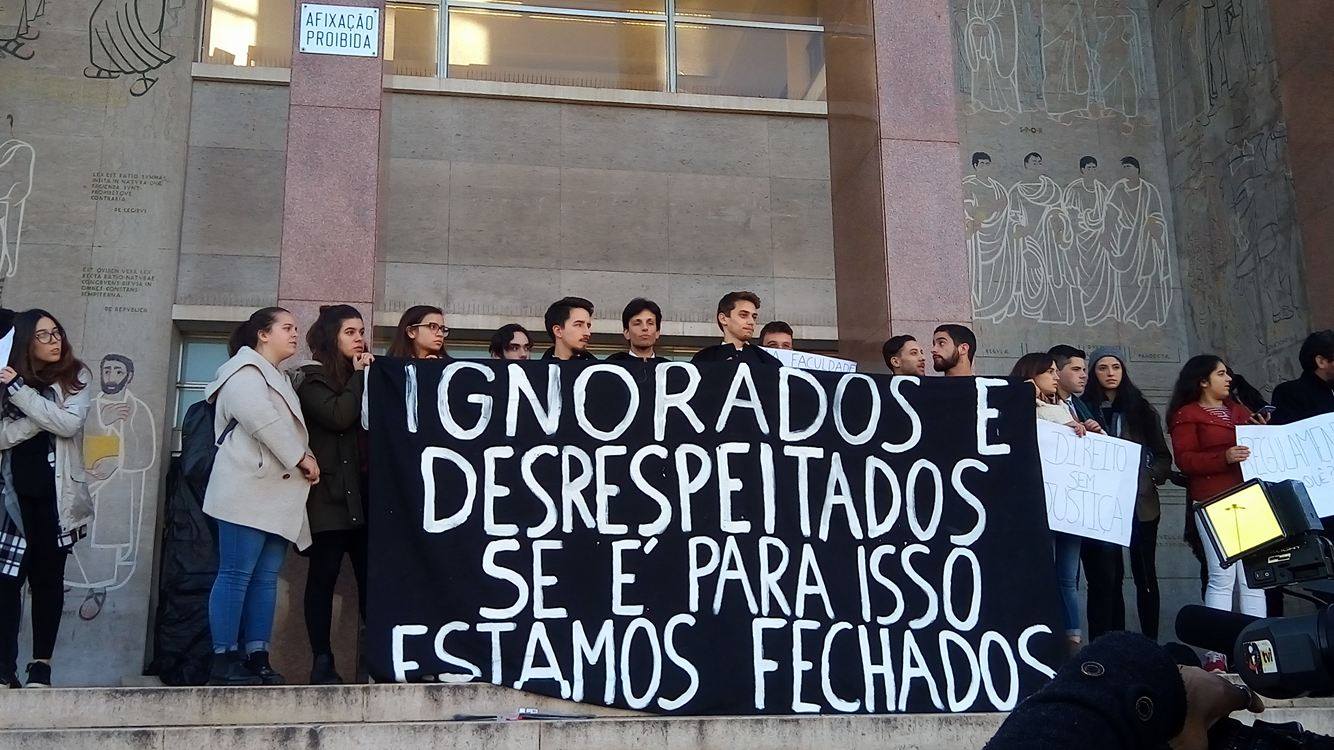 PSP reabre portas da Faculdade de Direito. Alunos protestam contra não aplicação do Regulamento de Avaliação