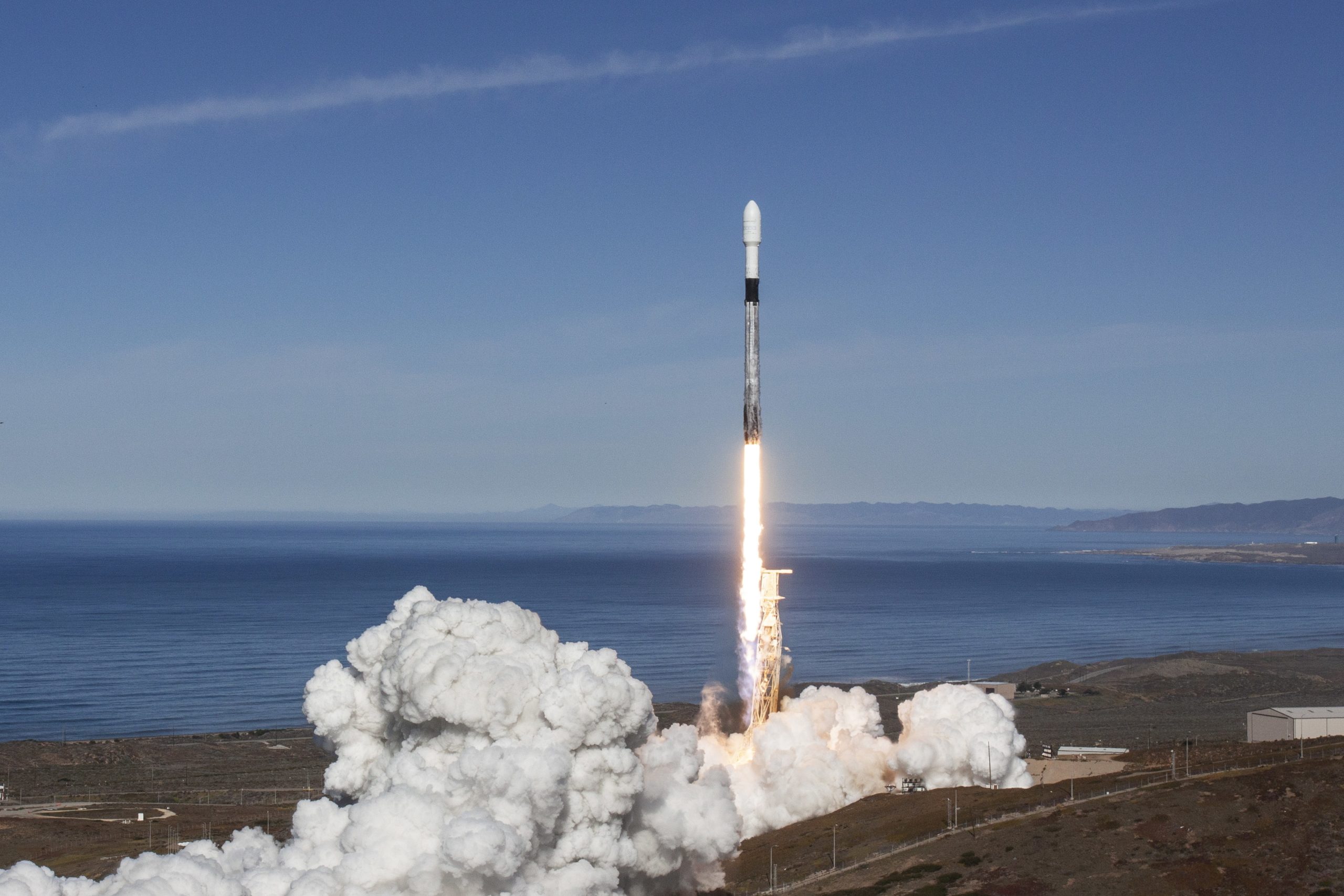 A SpaceX bate recordes ao lançar 64 satélites de uma só vez