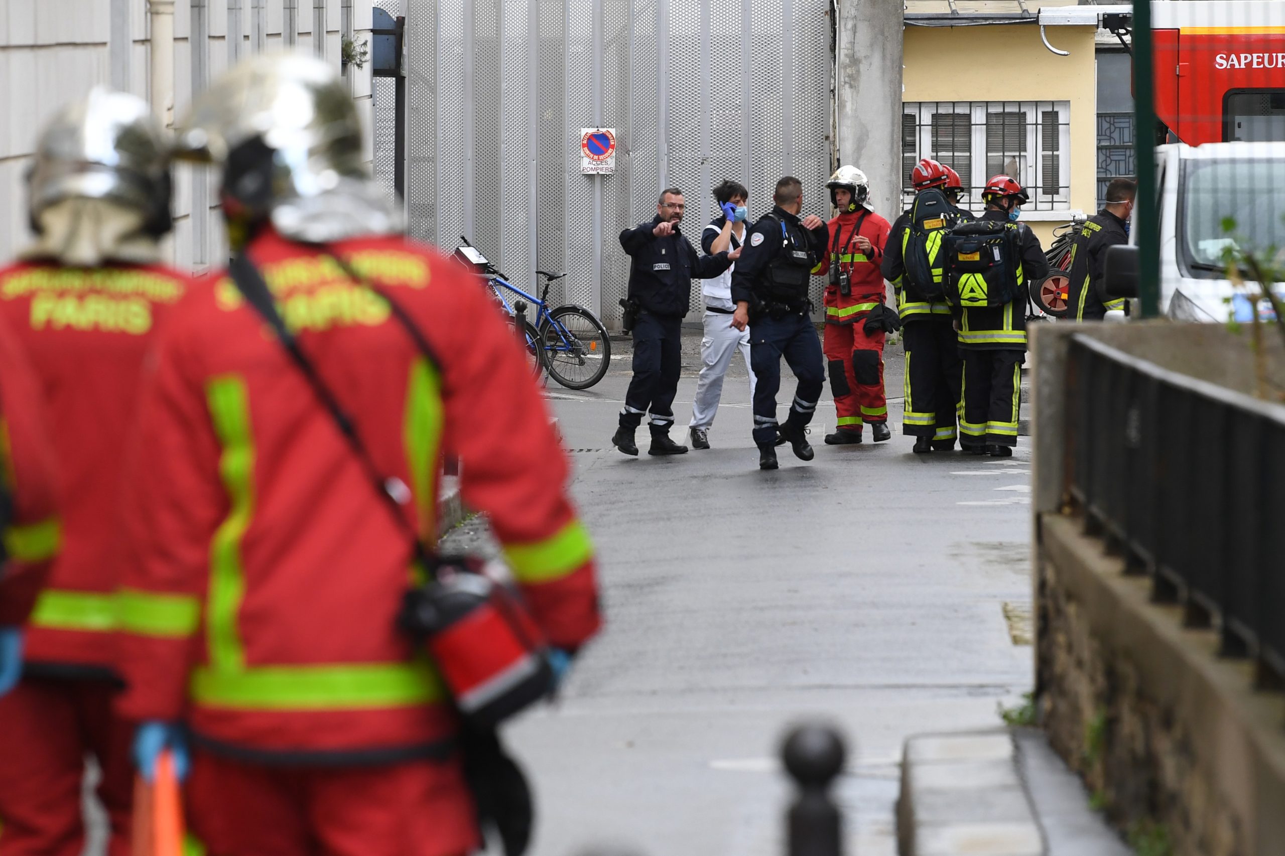 Antigo colega de quarto de autor do ataque em Paris fica em prisão preventiva