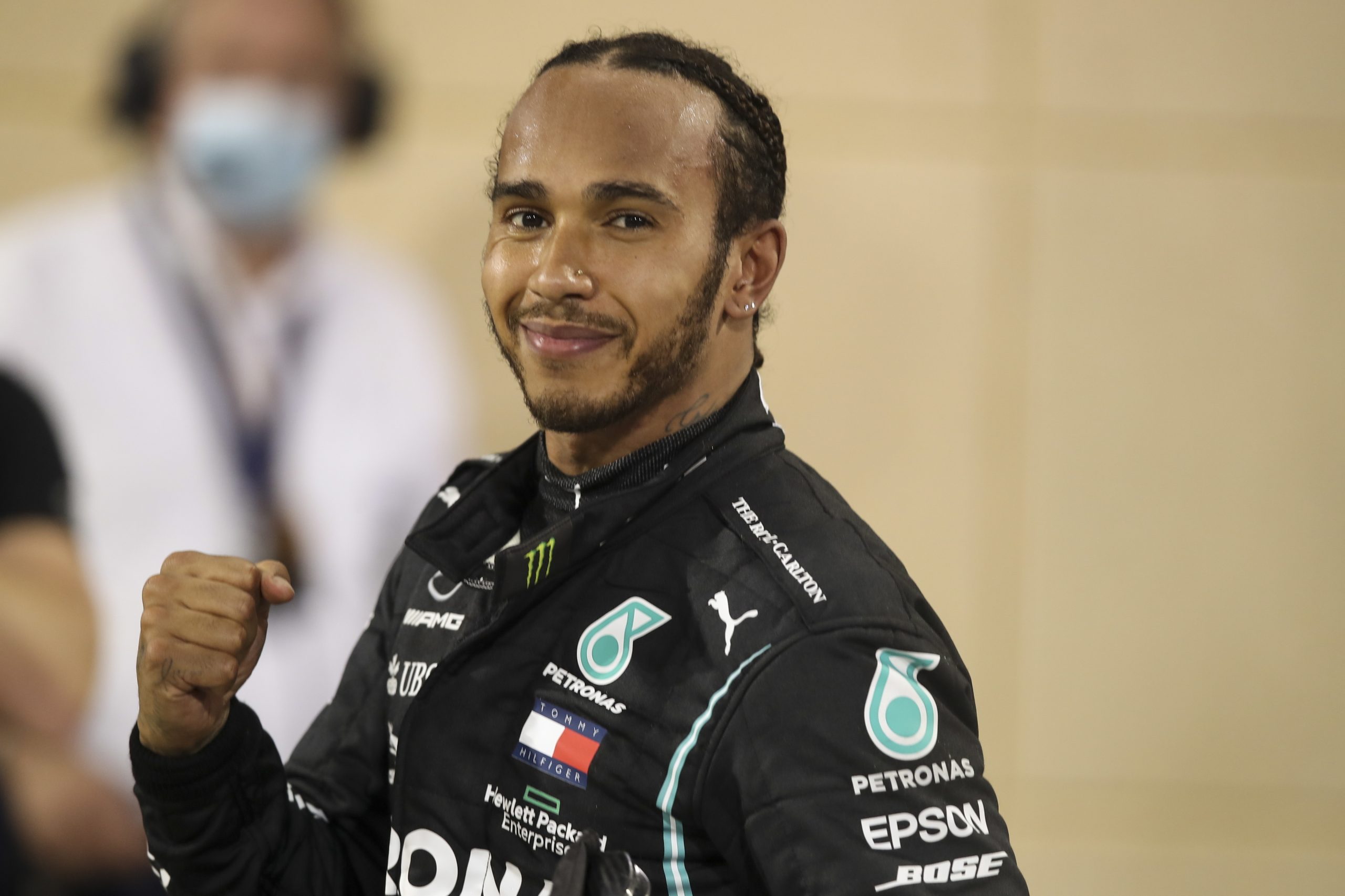 Lewis Hamilton renova com a Mercedes (por uma temporada)