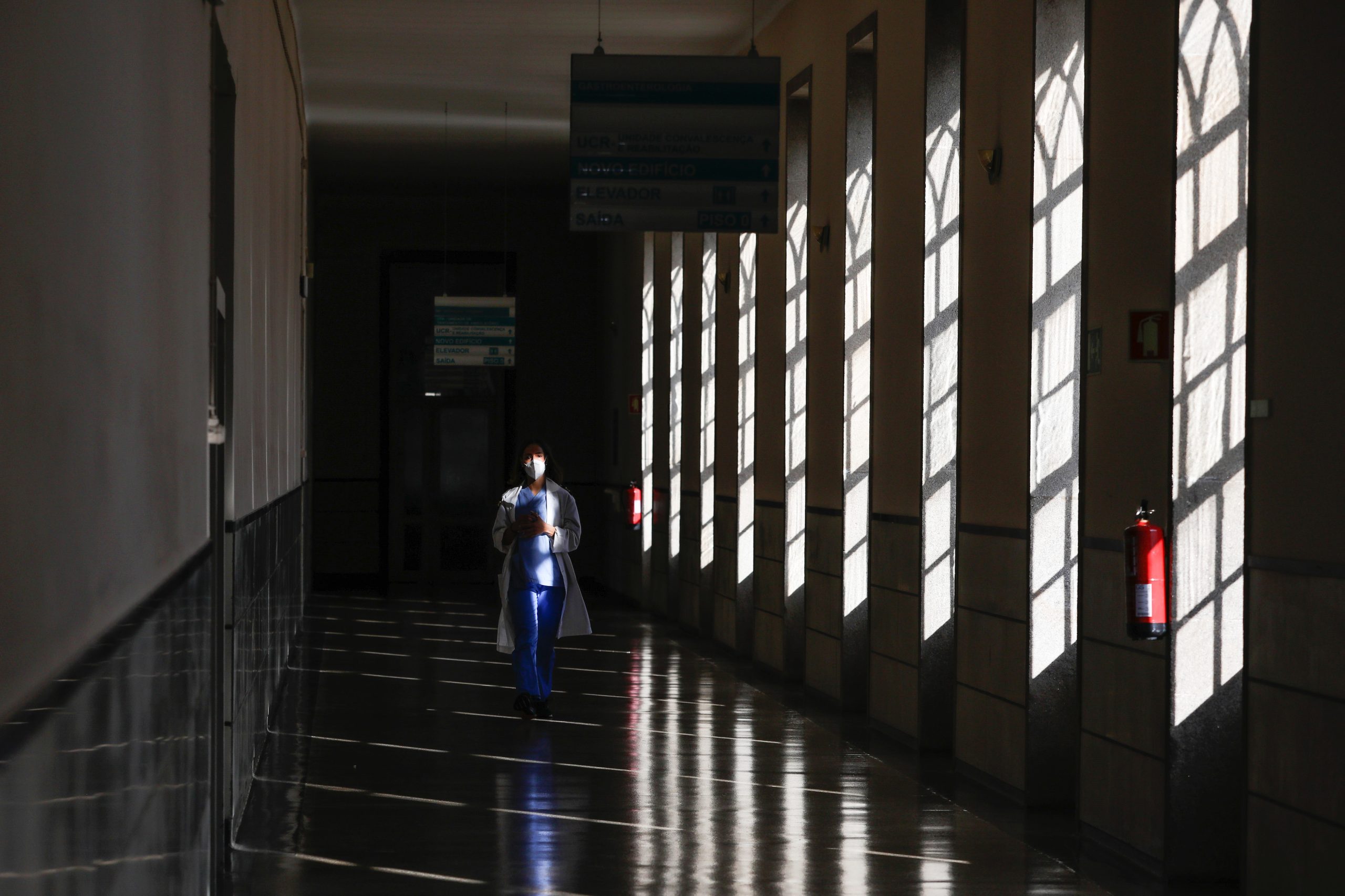 Covid-19: Médicos de saúde pública consideram que nova vaga em Portugal como a de 2020 é “pouco provável”