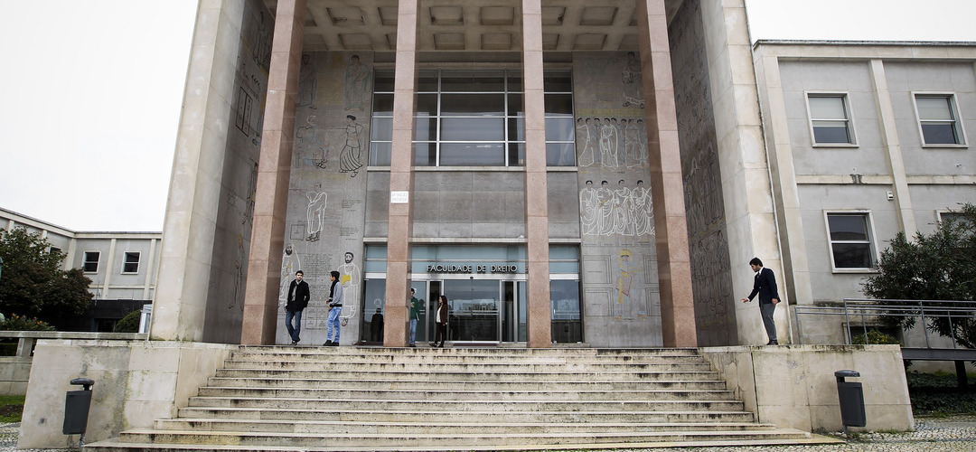 Faculdade de Direito suspende professor que compara feminismo ao nazismo