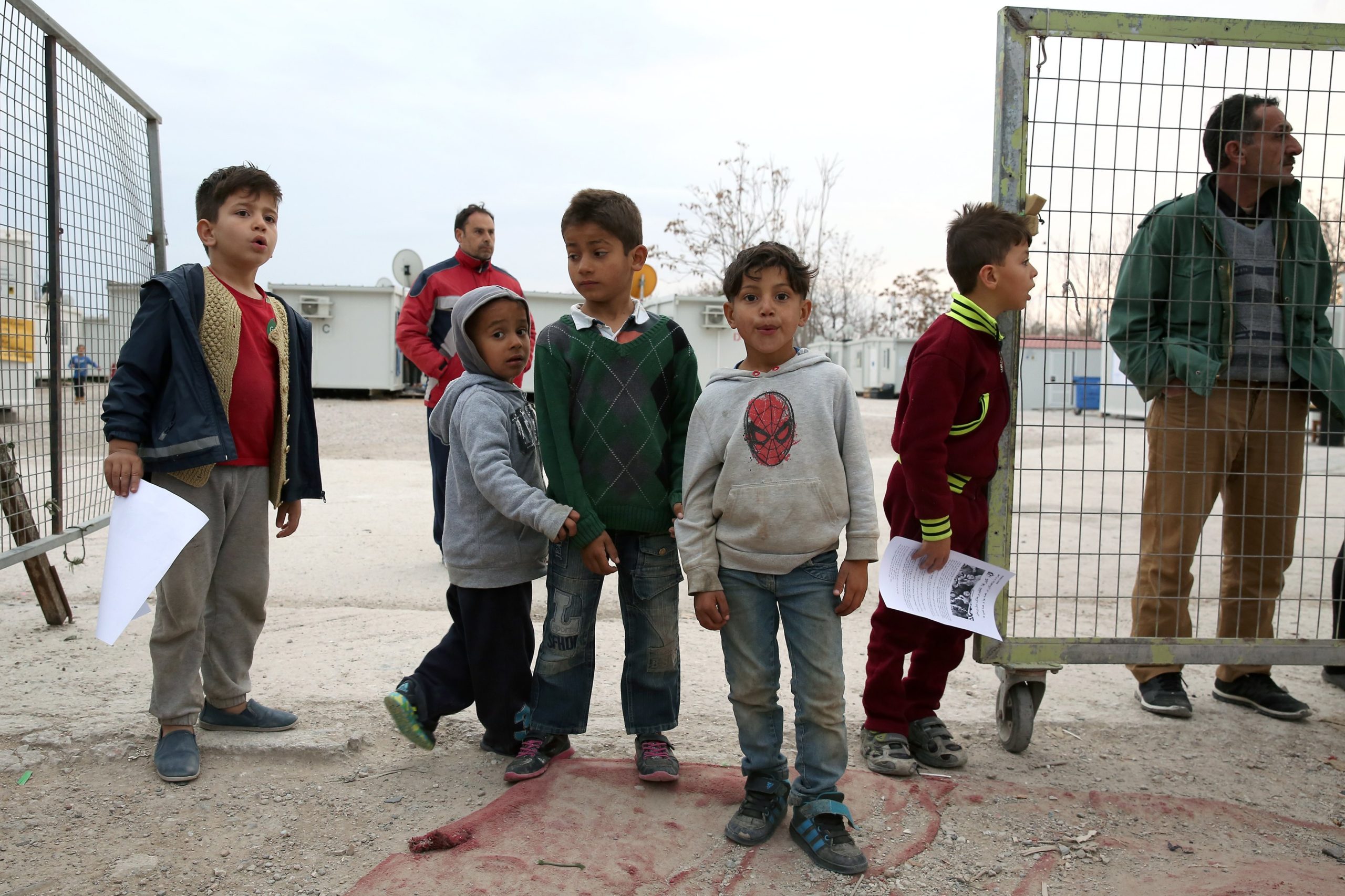 Refugiados: Número de crianças sob custódia policial na Grécia aumenta de “forma alarmante”