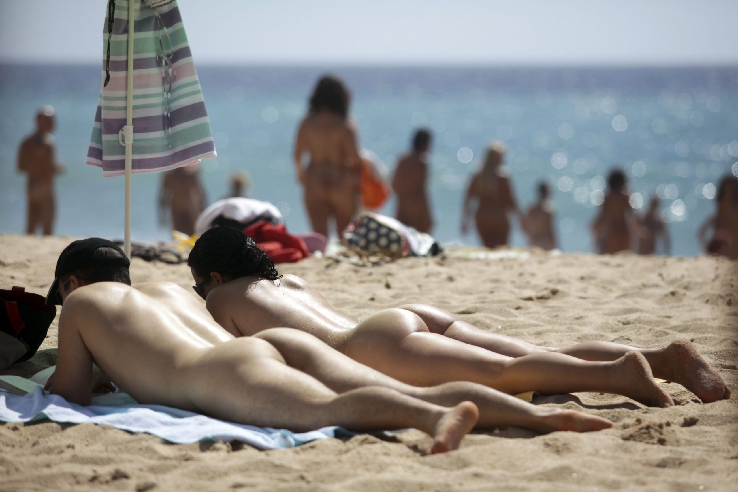 “Quando estamos sem roupa somos todos iguais”. Duas histórias de quem se rendeu ao naturismo