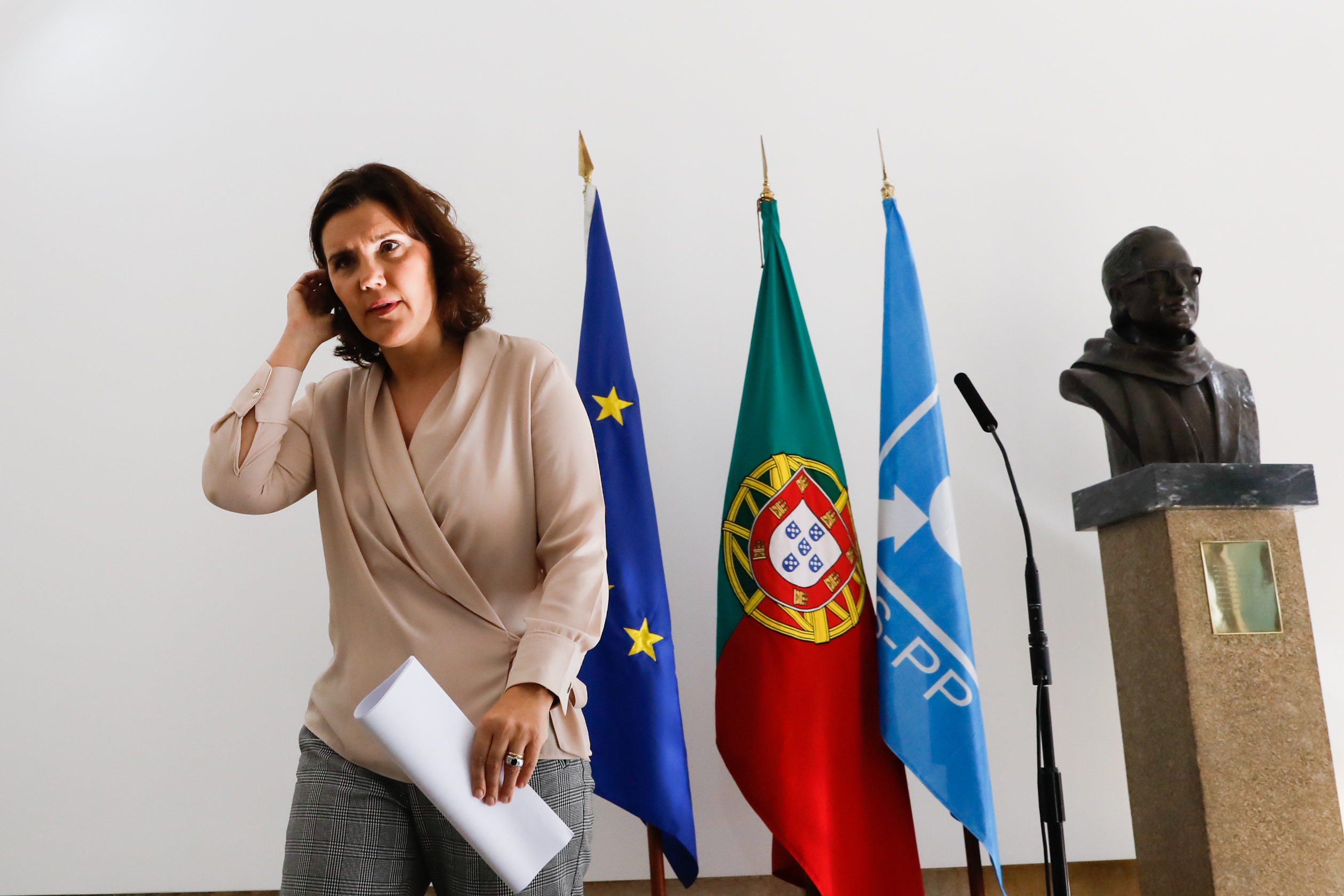 10 Junho. Cristas come “boas sardinhas” em Paris e remete apelos do Presidente para esquerda
