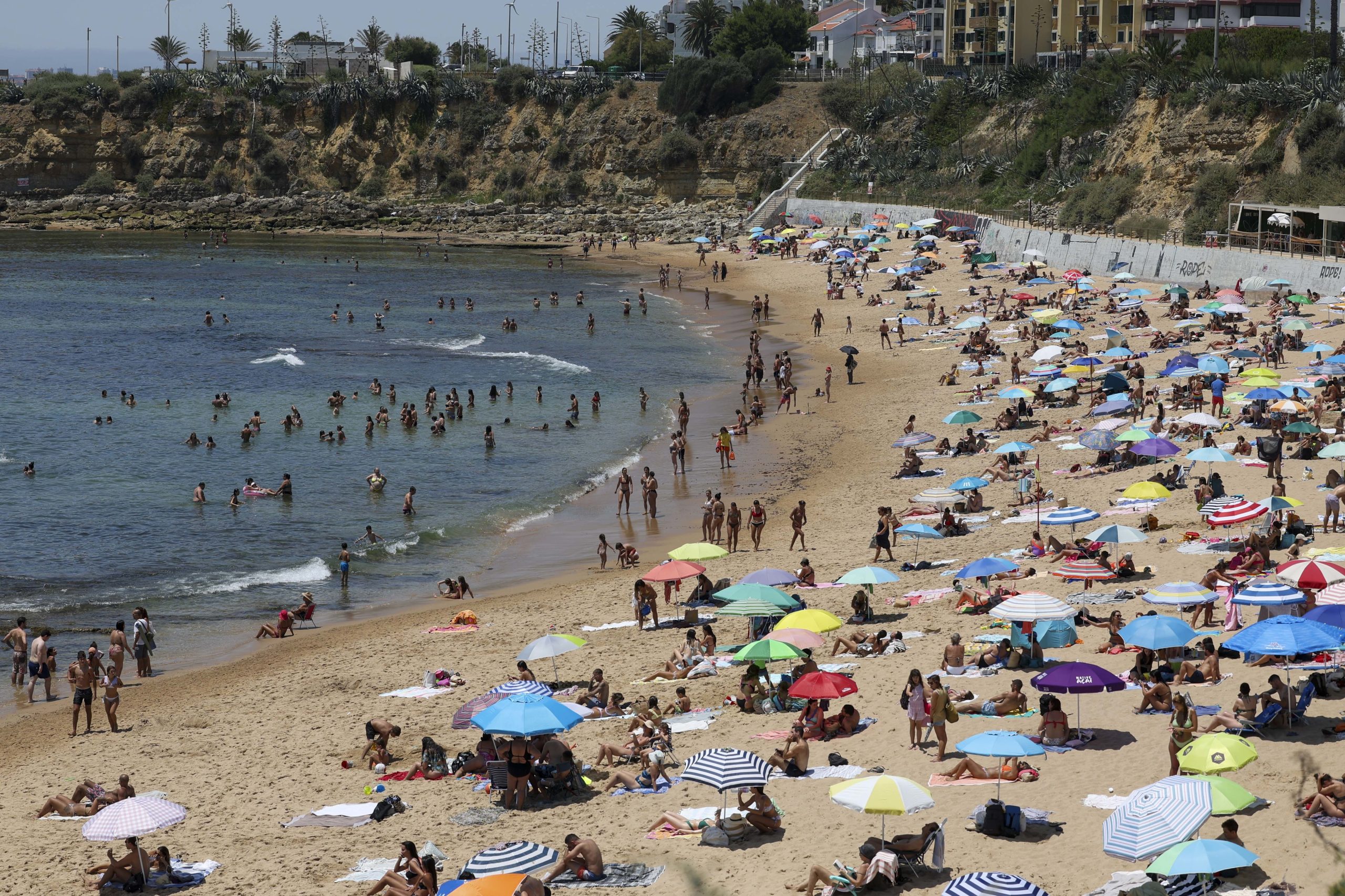 Calor extremo mantém cinco distritos sob aviso vermelho