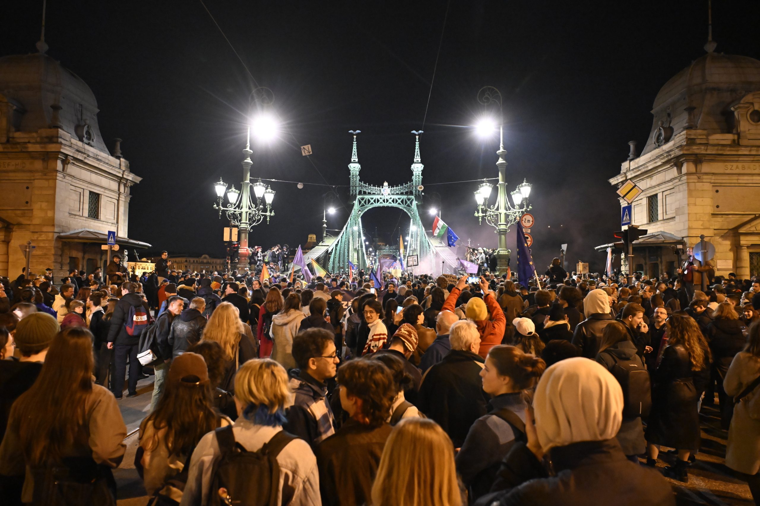Bloqueadas estradas em Budapeste em protesto contra lei que restringe direitos LGBTQ+