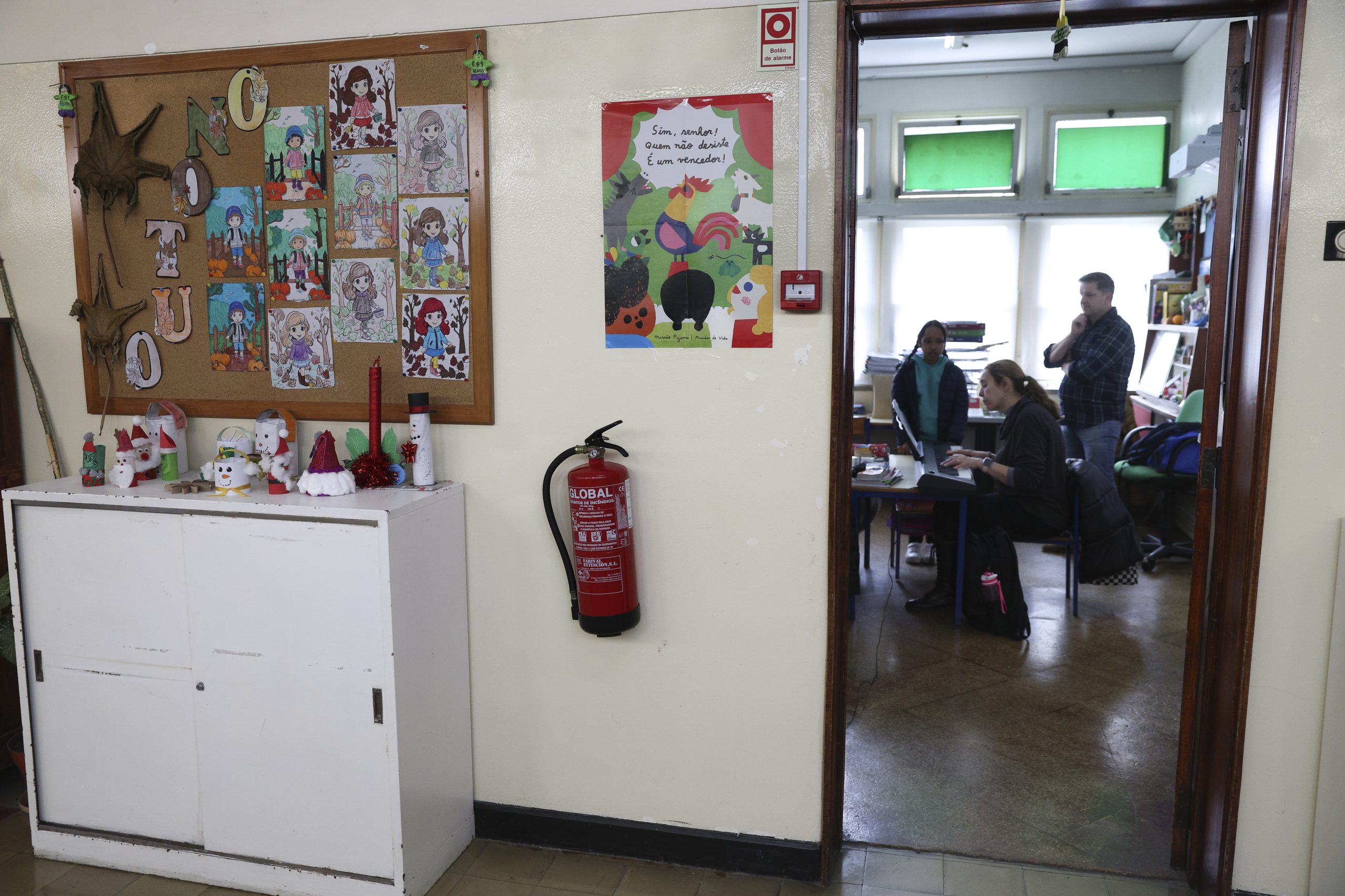 Fenprof entrega na Assembleia da República abaixo-assinado por melhores condições para monodocência