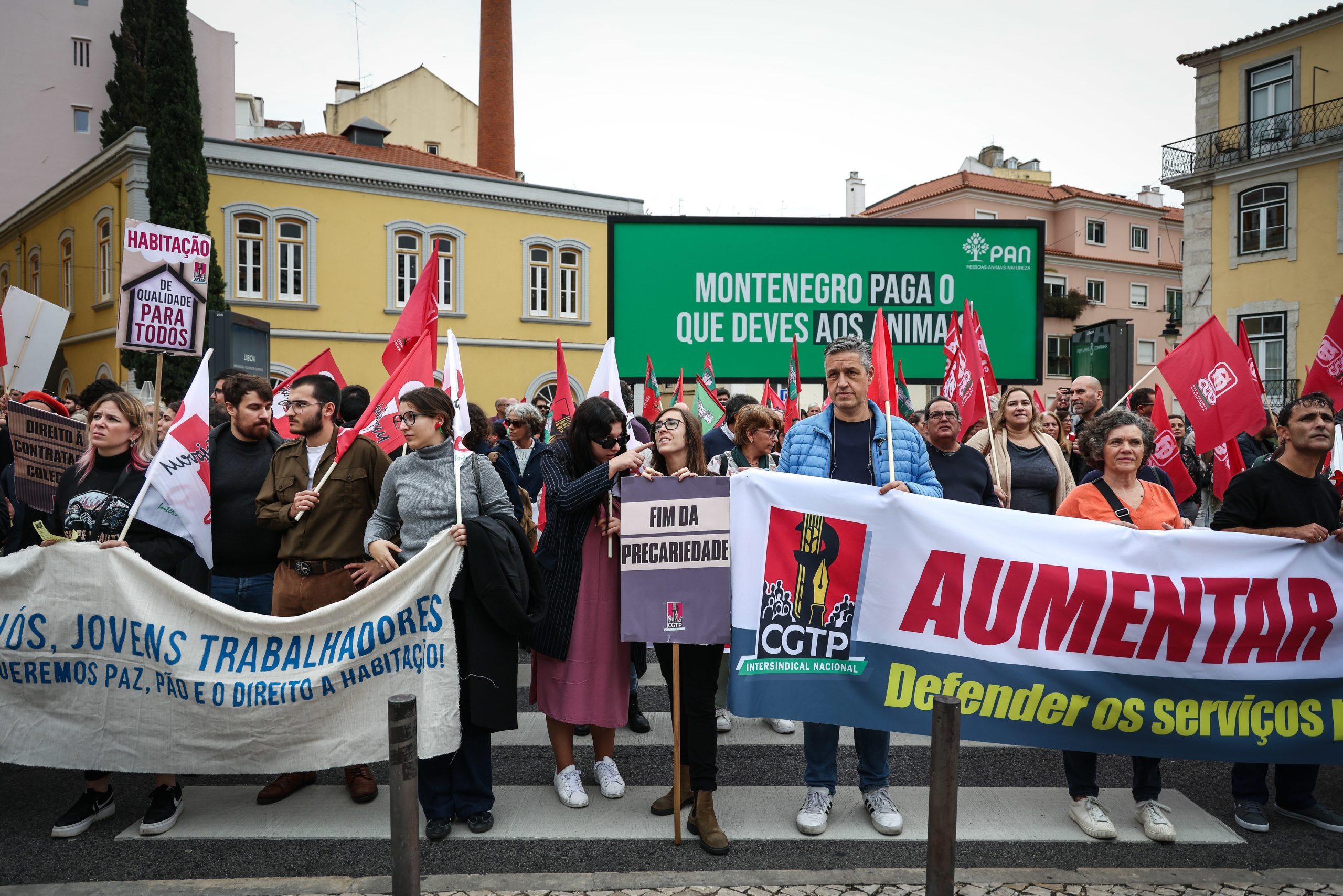 Milhares de trabalhadores em frente à AR para exigir “política diferente”
