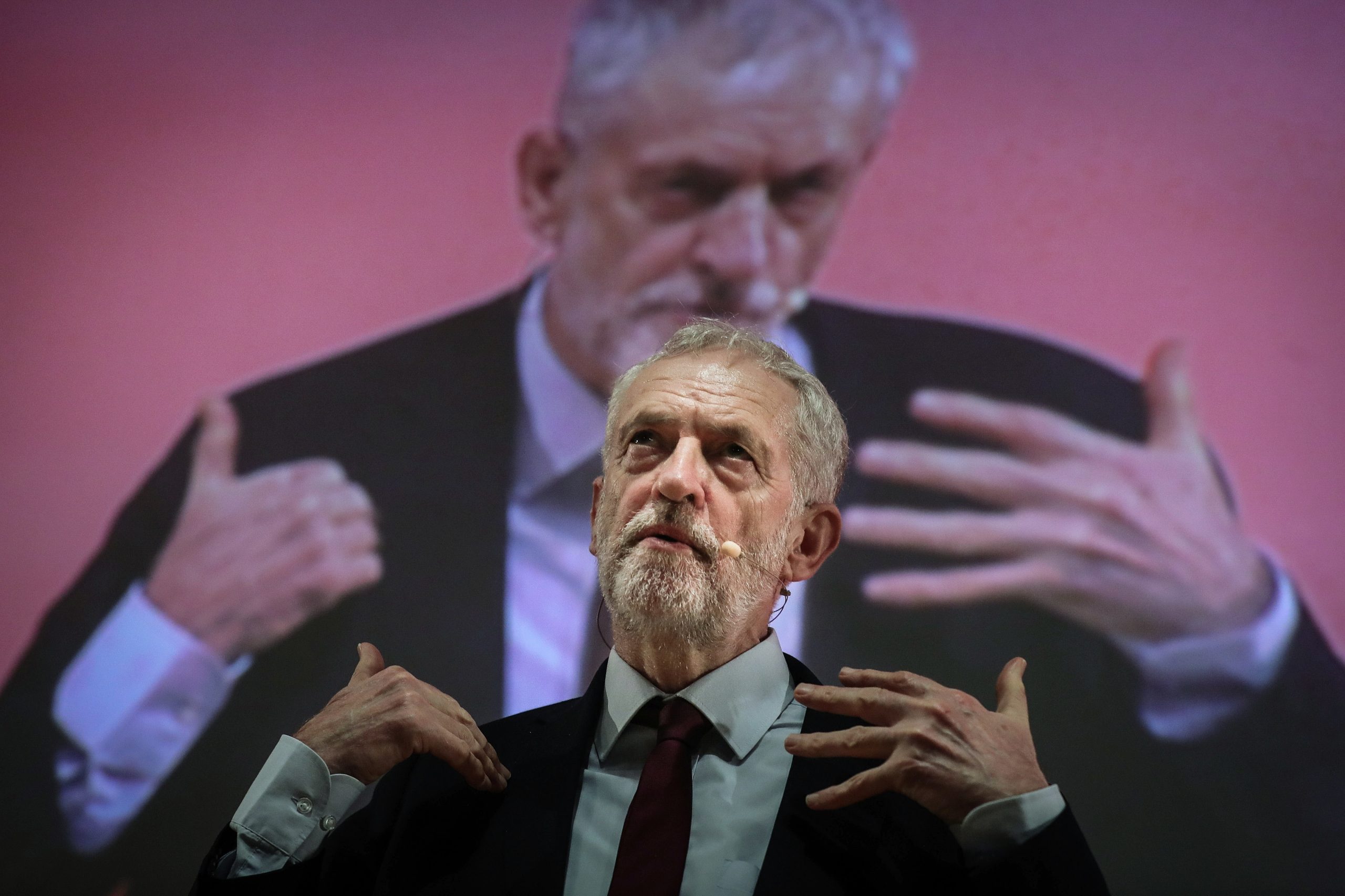 Jeremy Corbyn: Adiamento de votação sobre acordo do Brexit mostra que Governo “perdeu o controlo”