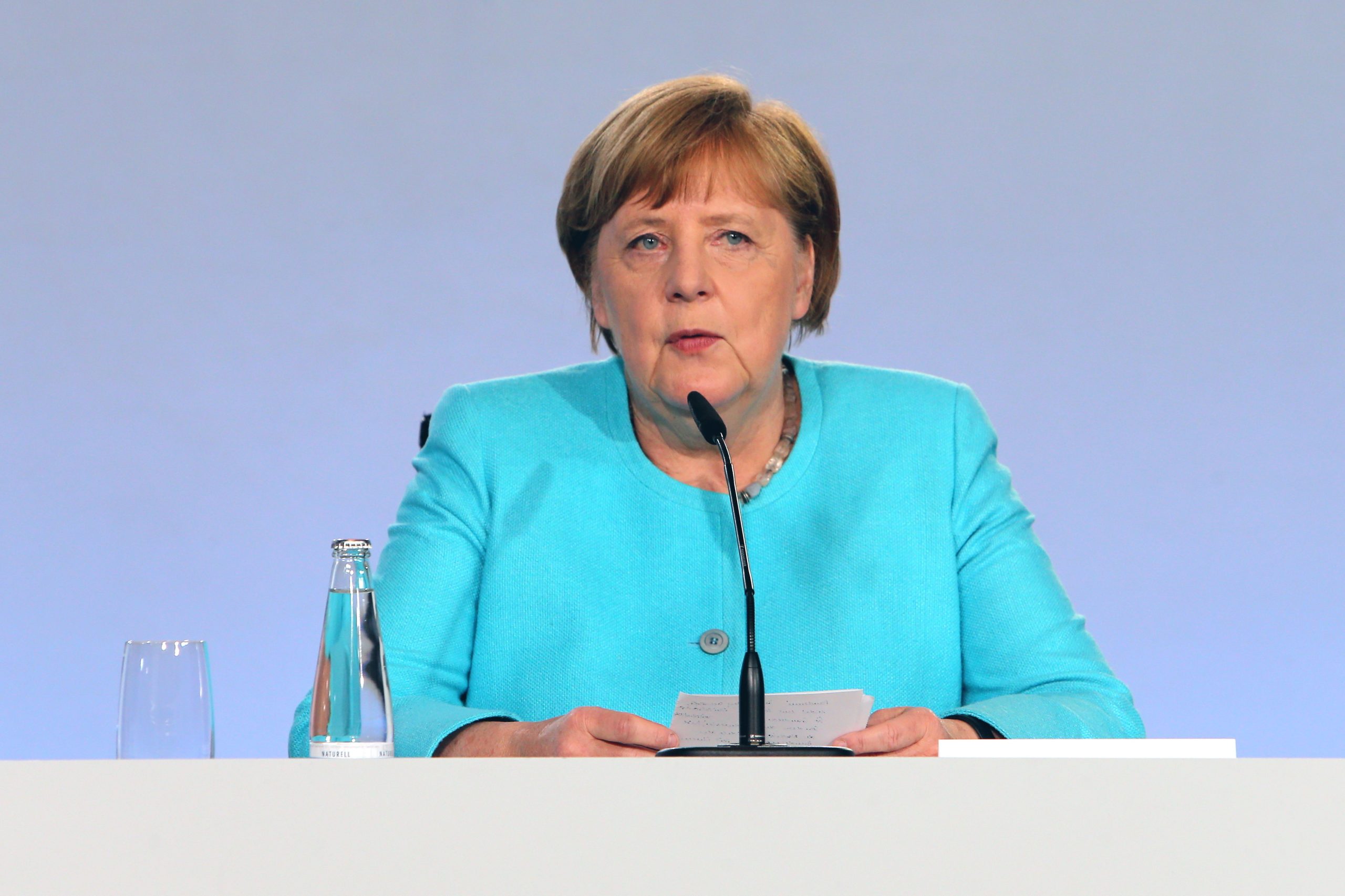 Angela Merkel e Xi Jinping decidem adiar cimeira UE-China prevista para setembro