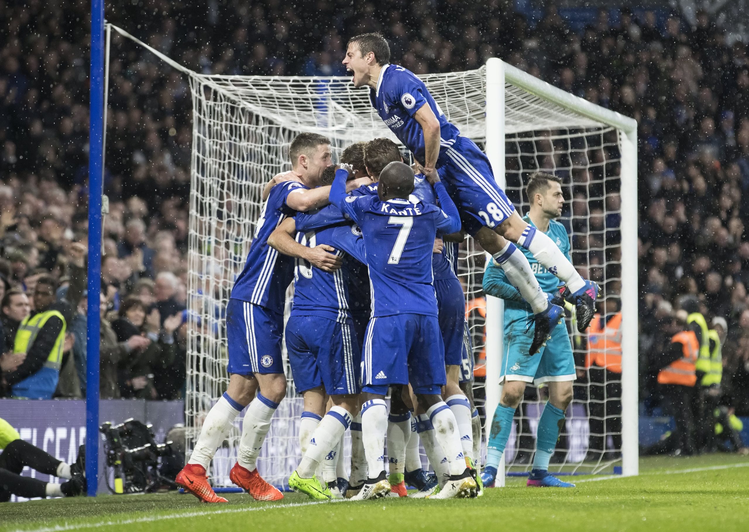Chelsea vence com três golos espanhóis, Marco Silva empata e cai uma posição