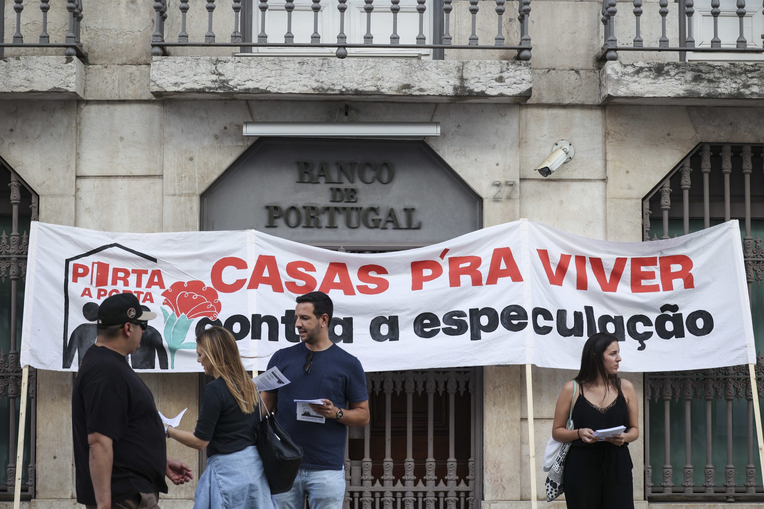 Movimento Porta a Porta foi para a porta do Banco de Portugal exigir “casa para todos”