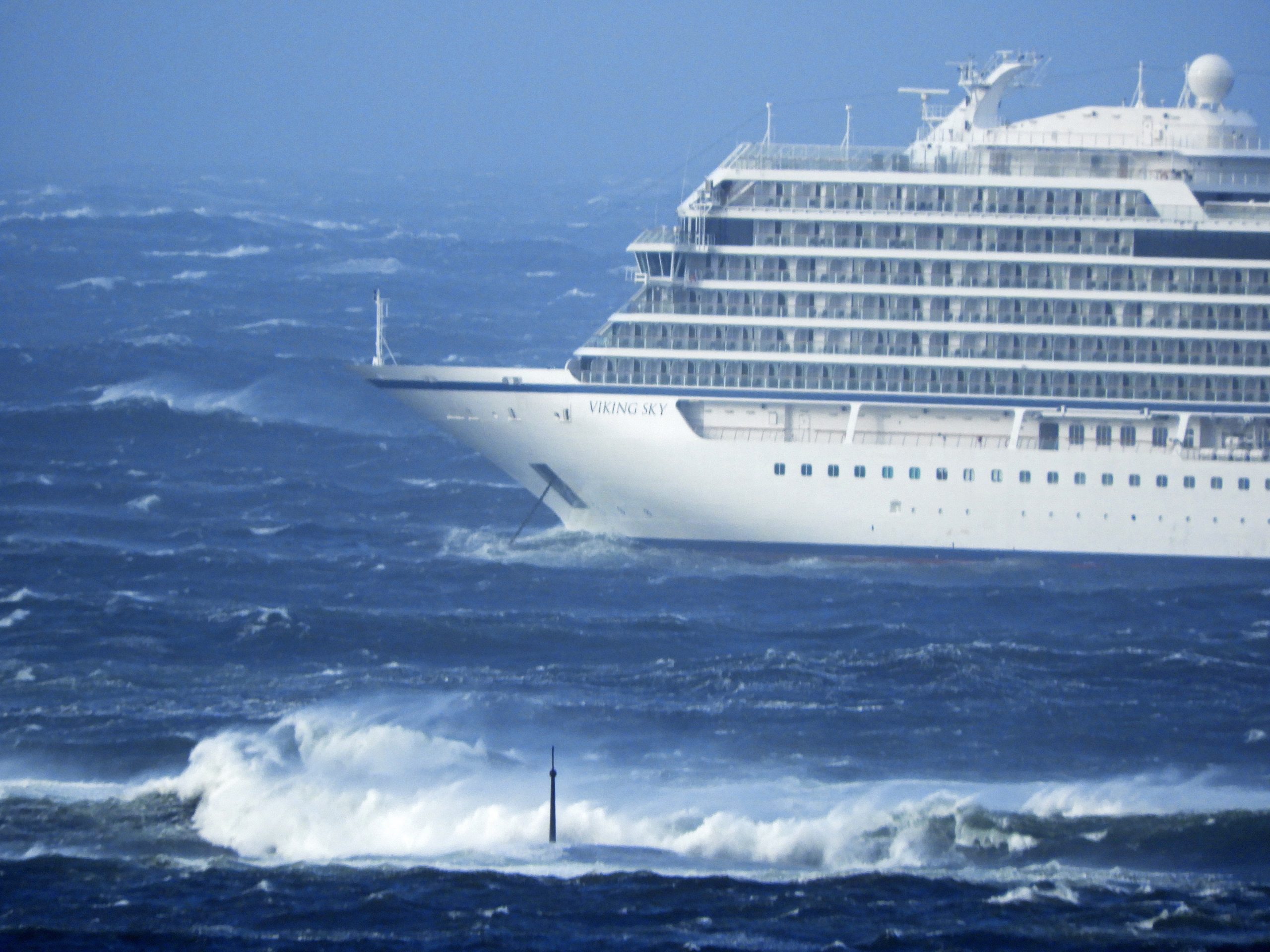 Cruzeiro à deriva na costa norueguesa conseguiu reiniciar motores