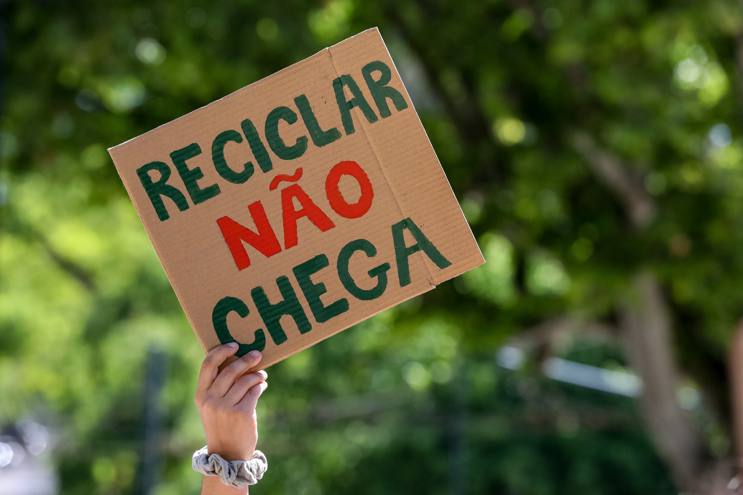 “Eu não quero lixo, quero ‘bollycaos’ embrulhados em sacos de papel”. Milhares de estudantes em greve em defesa do planeta