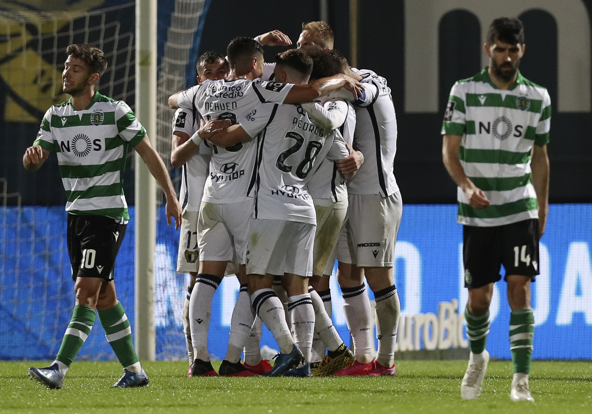 Famalicão vence Sporting e deixa ‘leões’ mais longe do terceiro lugar