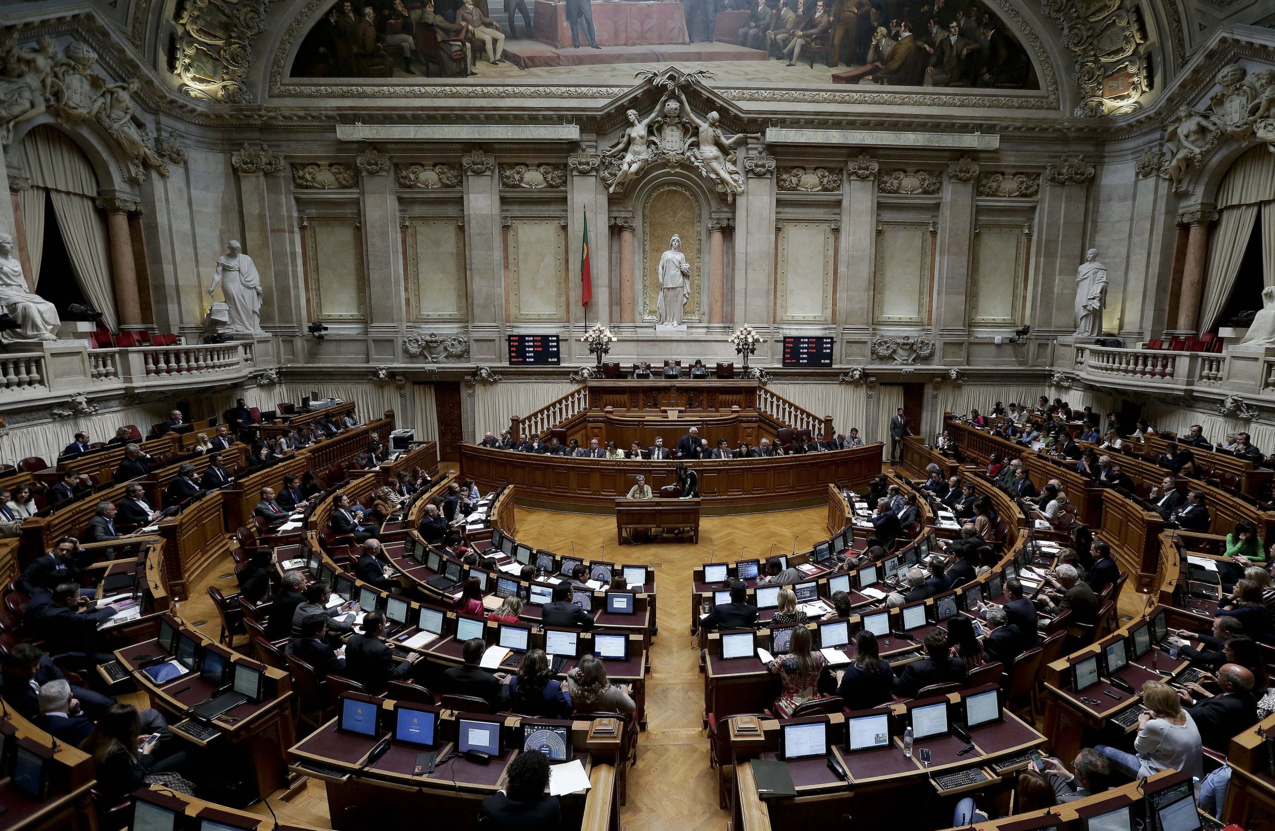 Parlamento aprova Caixa Geral de Depósitos, Síria e declarações conjuntas do IRS