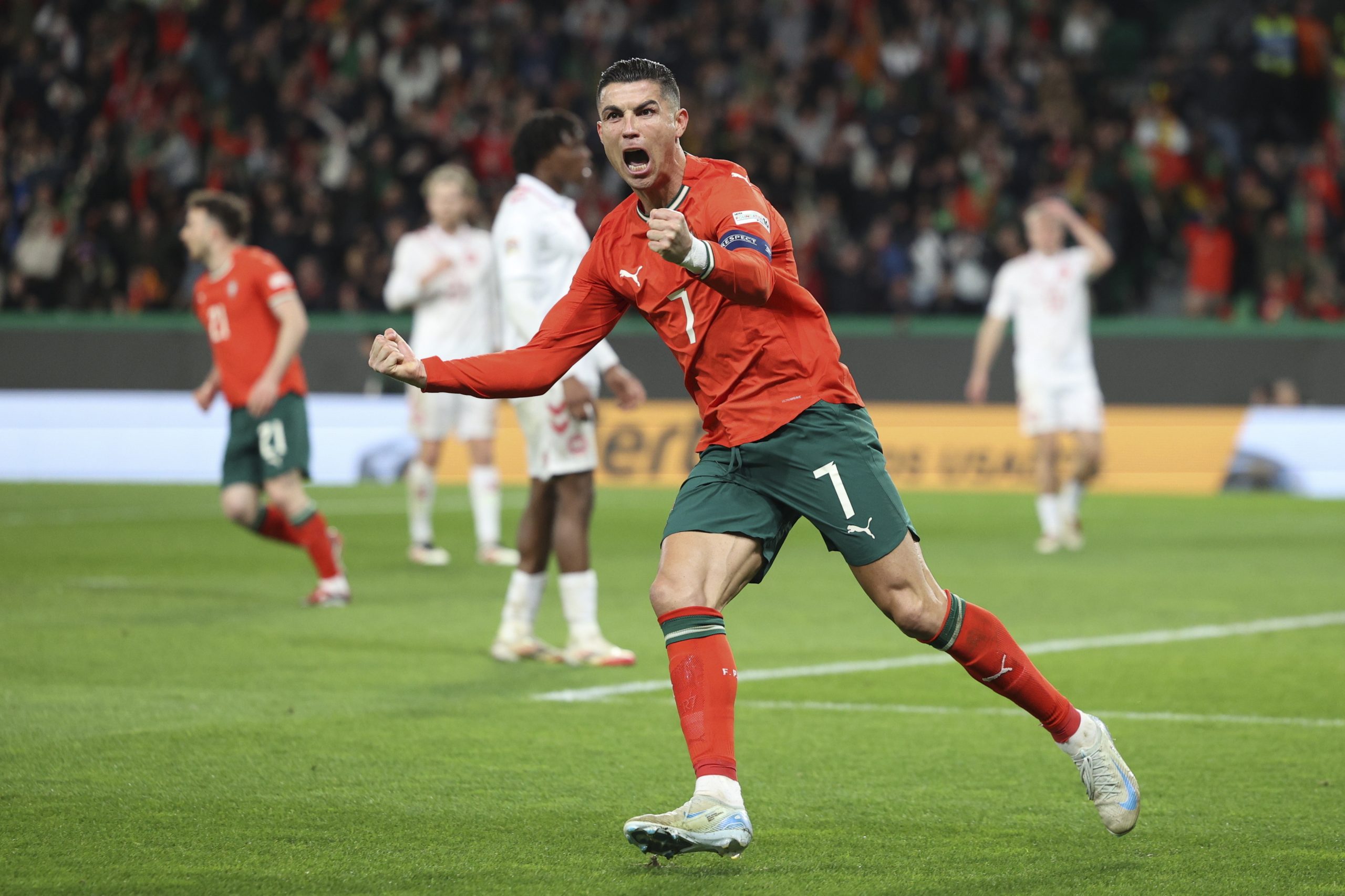 Cristiano Ronaldo é novamente o desportista mais bem pago do mundo