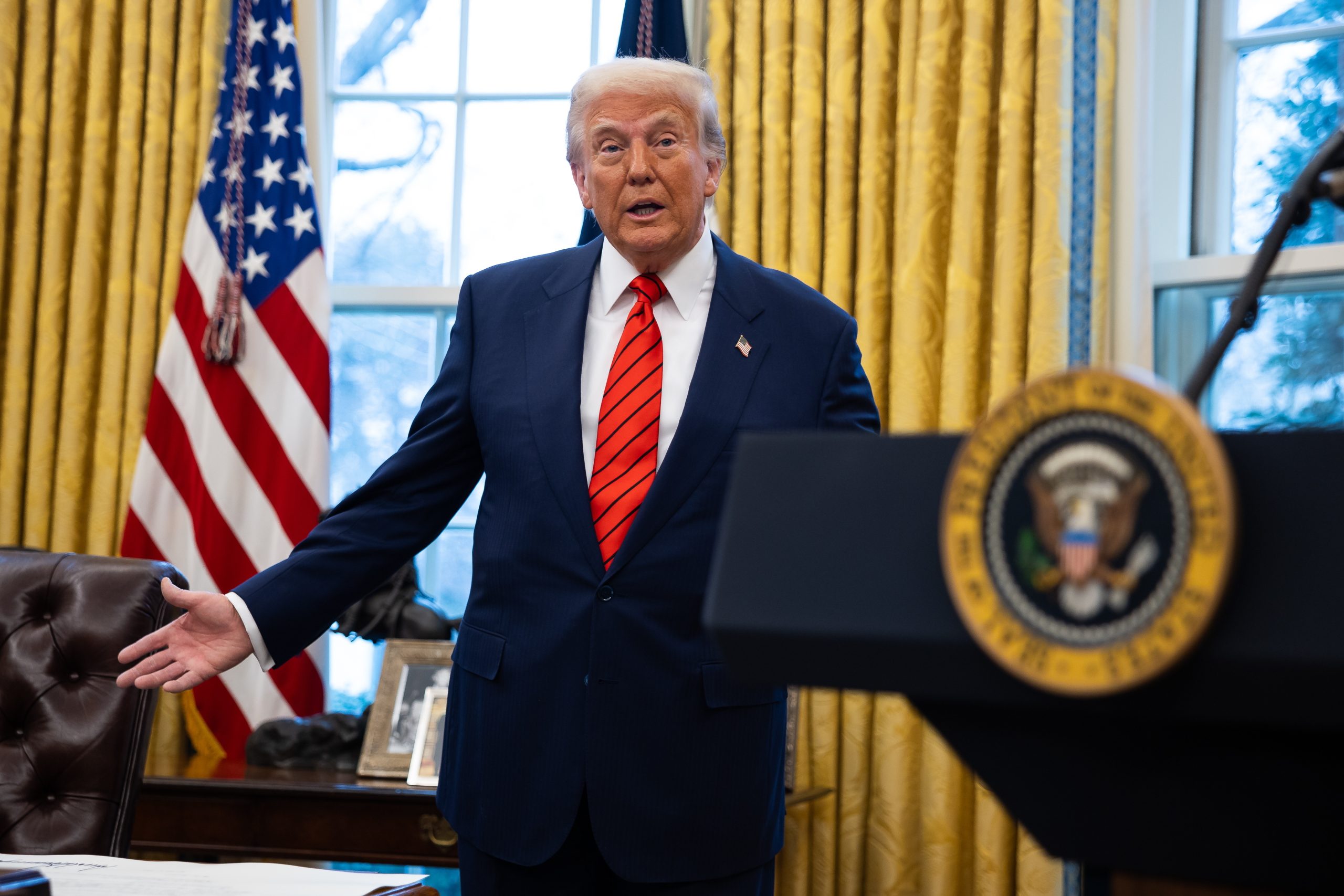 Trump assina ordem executiva que proíbe atletas transgénero de praticar desportos femininos