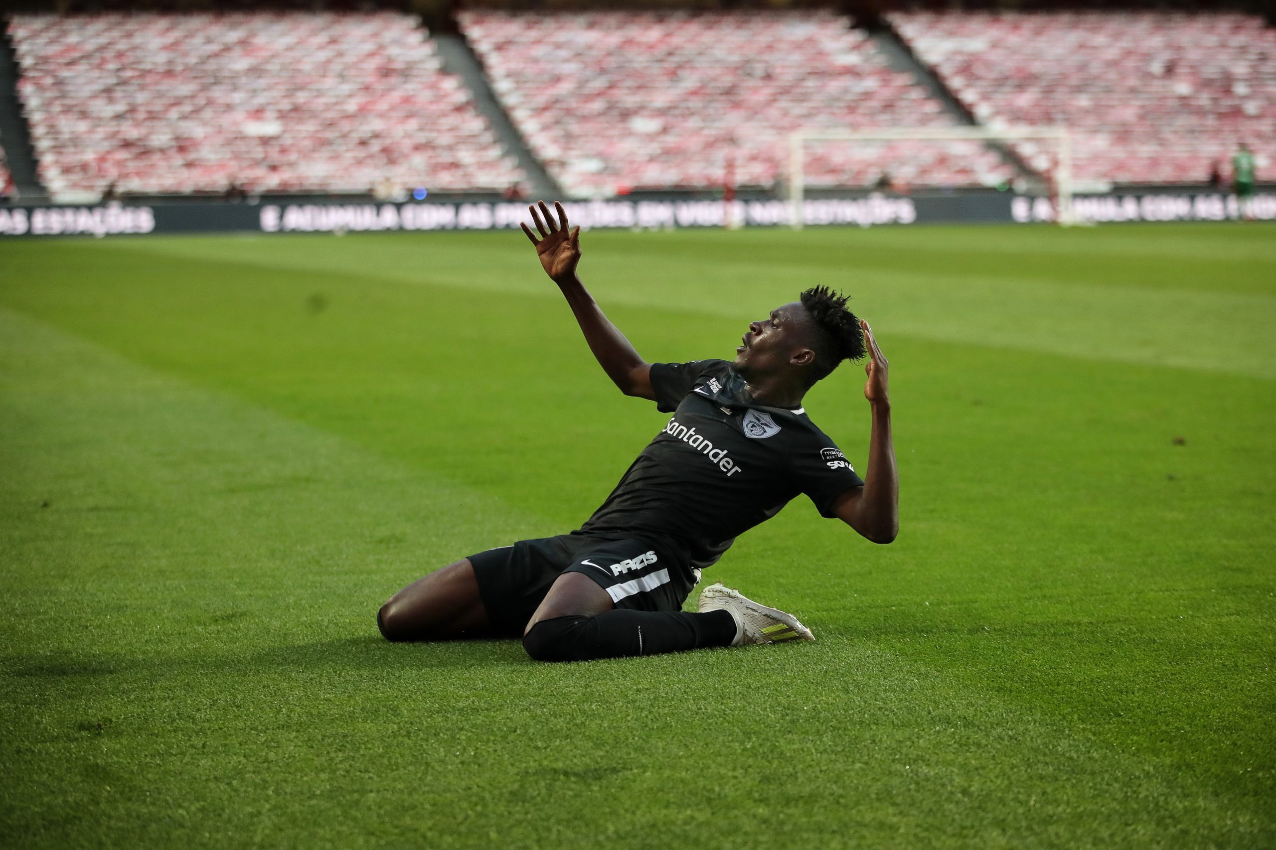 Defesa-esquerdo nigeriano Zaidu reforça FC Porto