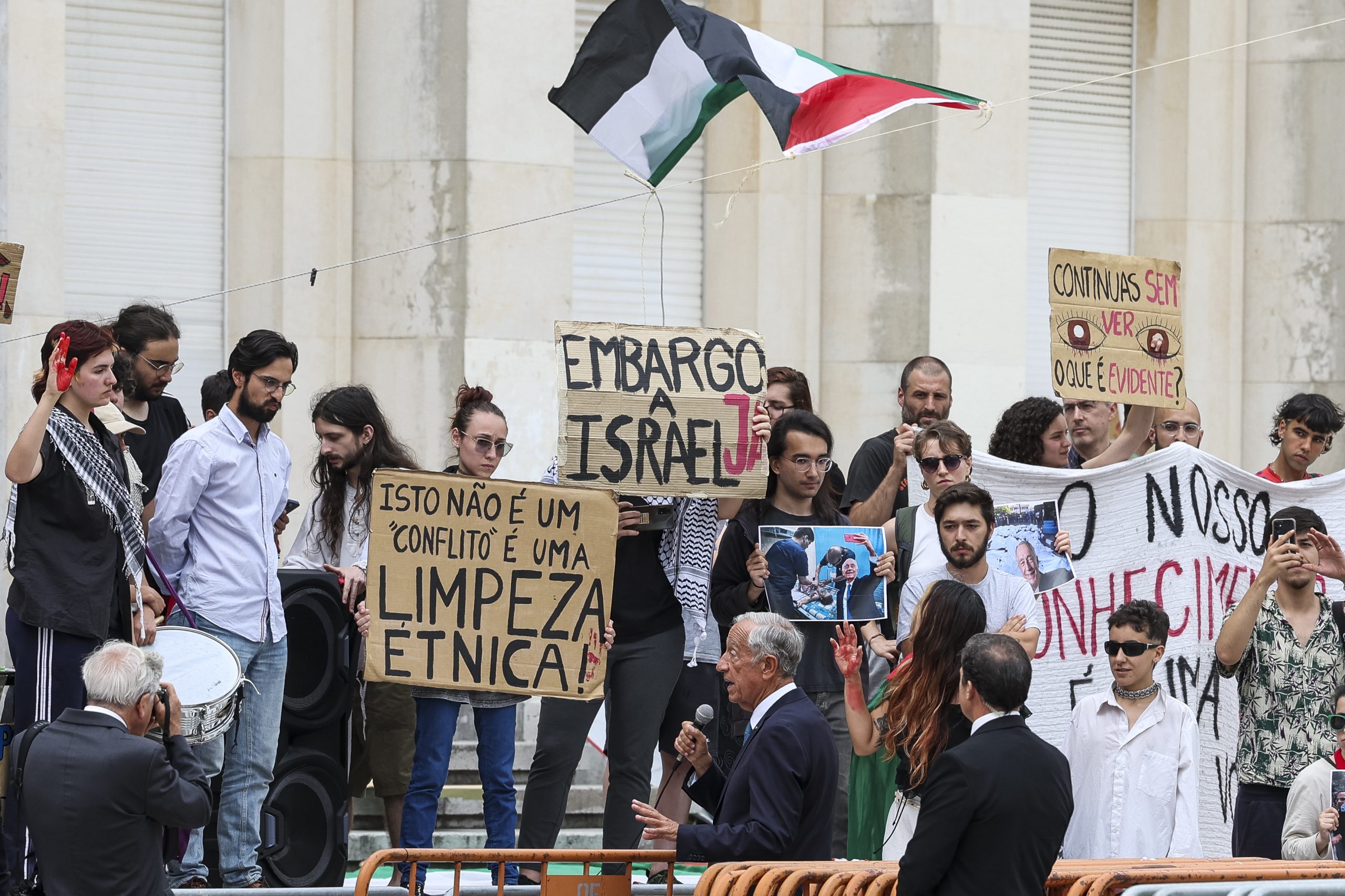 Marcelo dirige-se a manifestantes e fala sobre as posições de Portugal na ONU em defesa da Palestina