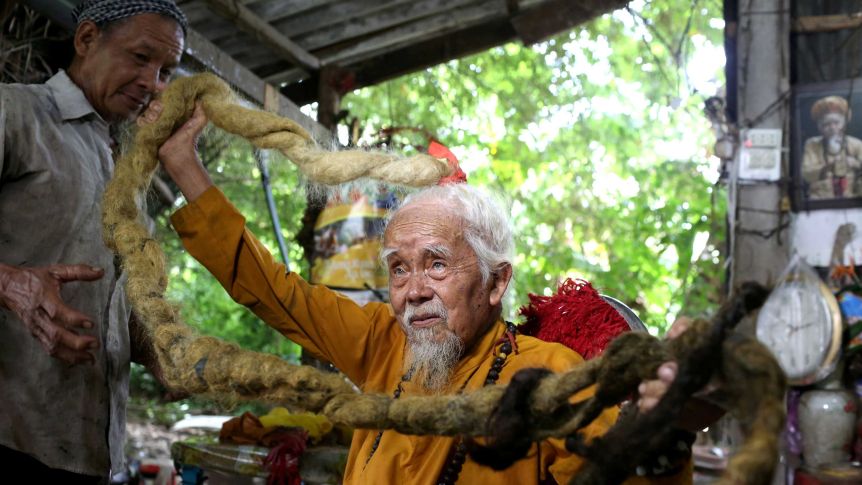 Chien não corta, lava ou penteia o cabelo há 80 anos. E acredita que se o fizer vai morrer