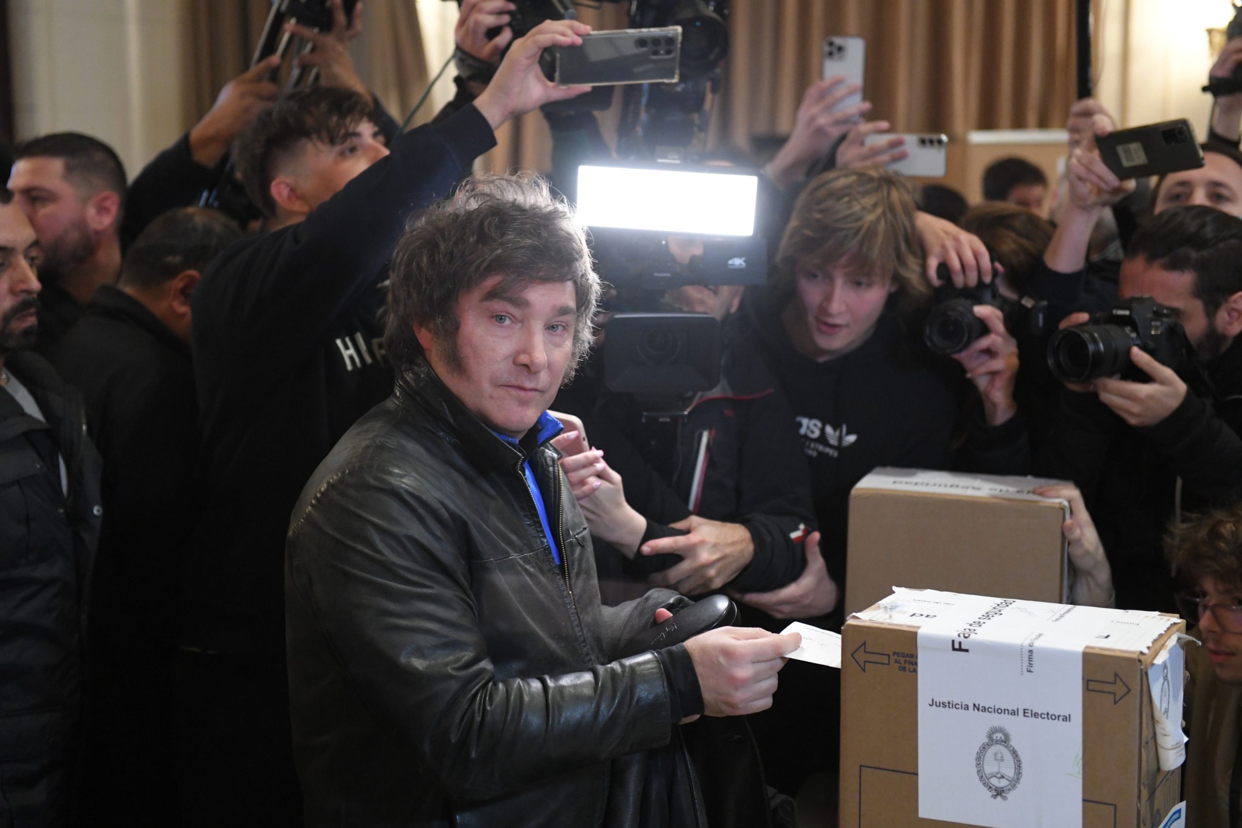 Populista de extrema-direita e admirador de Trump vence primárias na Argentina
