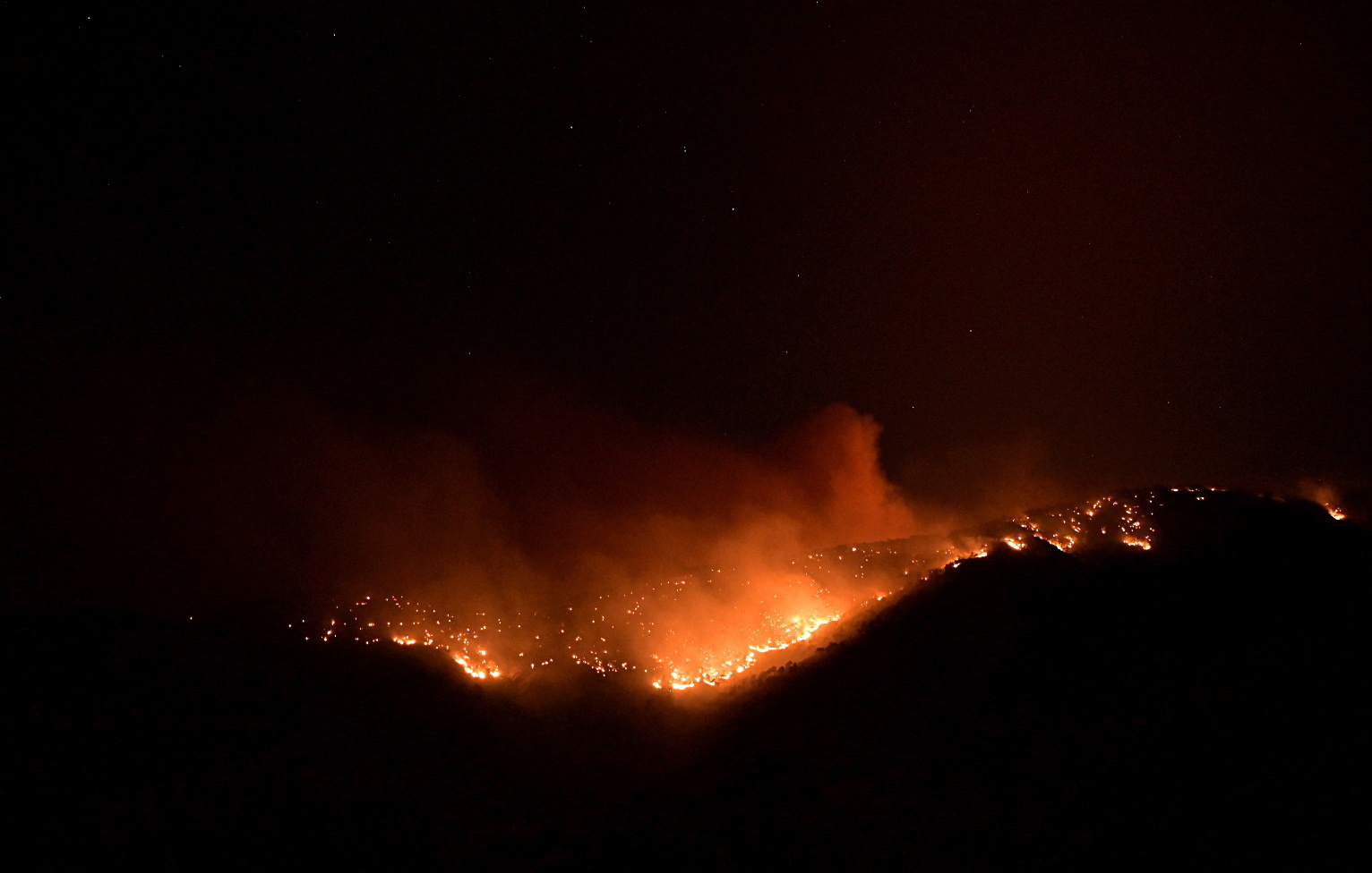 Grécia reforça equipas de combate a incêndios com bombeiros estrangeiros