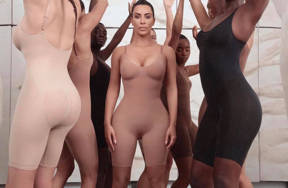 Acusada de apropriação cultural, Kim Kardashian recebe pedido do autarca de Quioto para não batizar coleção de lingerie de ‘Kimono’