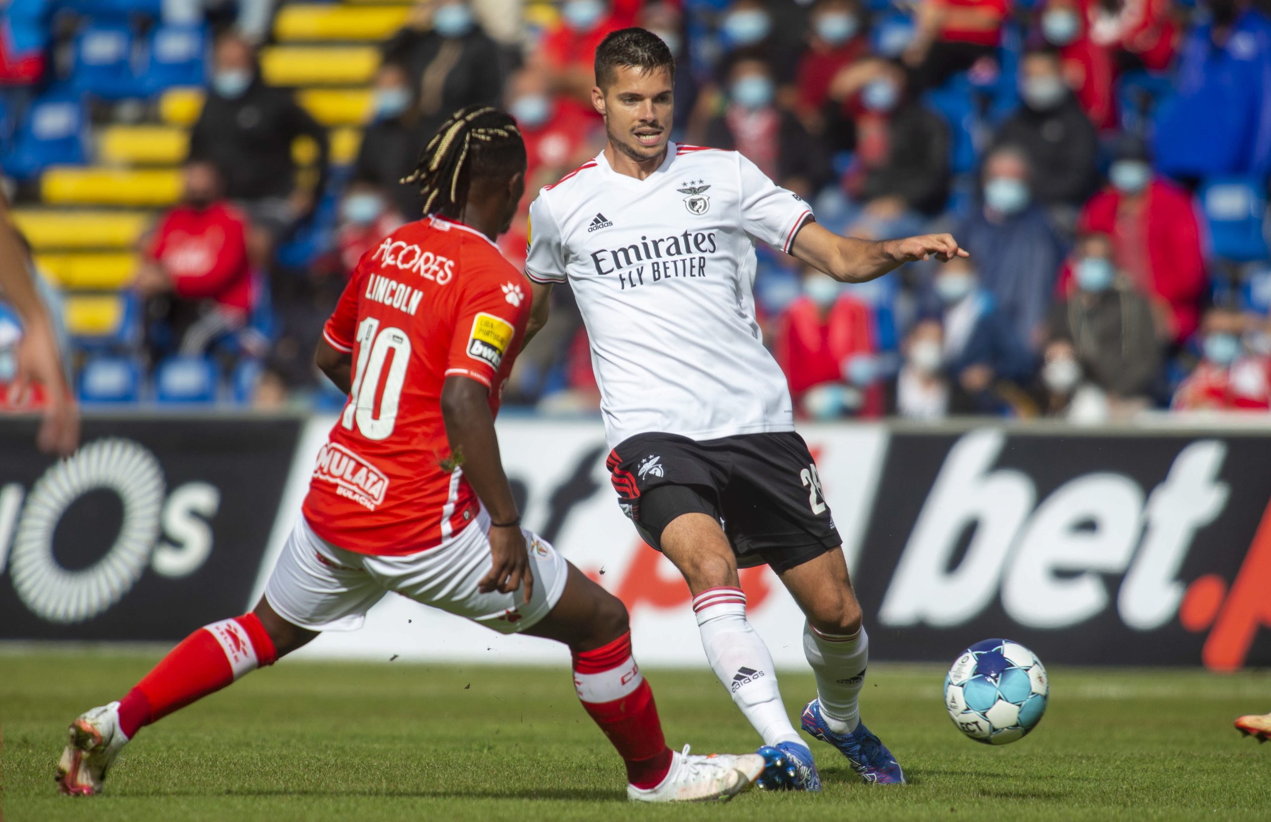 Benfica segura liderança I Liga com goleada no terreno do Santa Clara