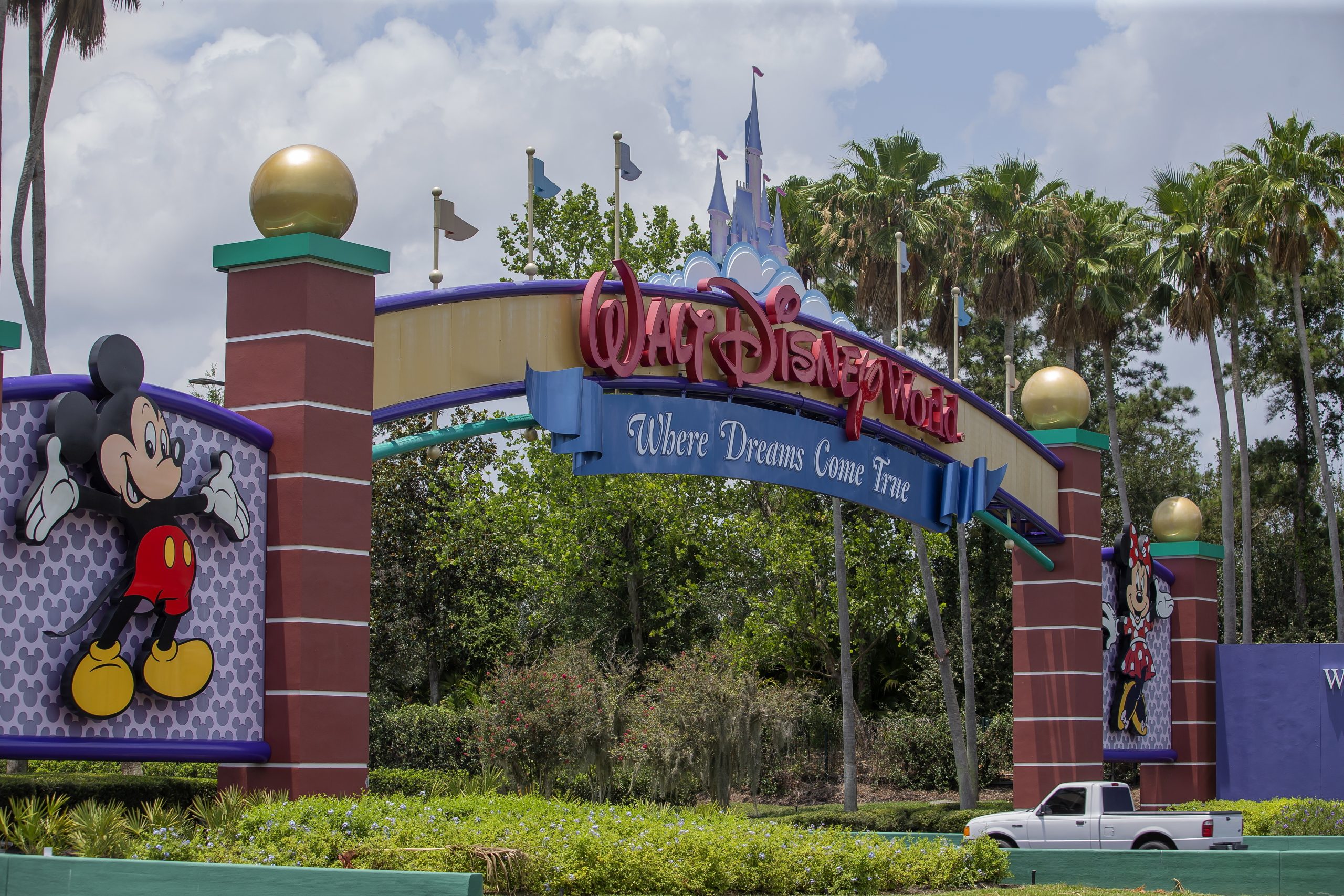 Funcionário da Disney ferido ao impedir que rocha cenográfica de 180 kg atingisse o público