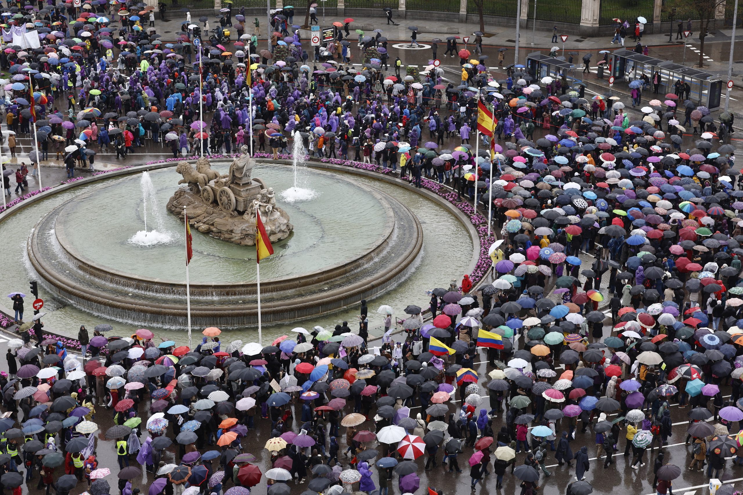 “Há muito mais coisas que nos unem do que nos separam”. Milhares de pessoas marcham em Madrid pelos direitos das mulheres