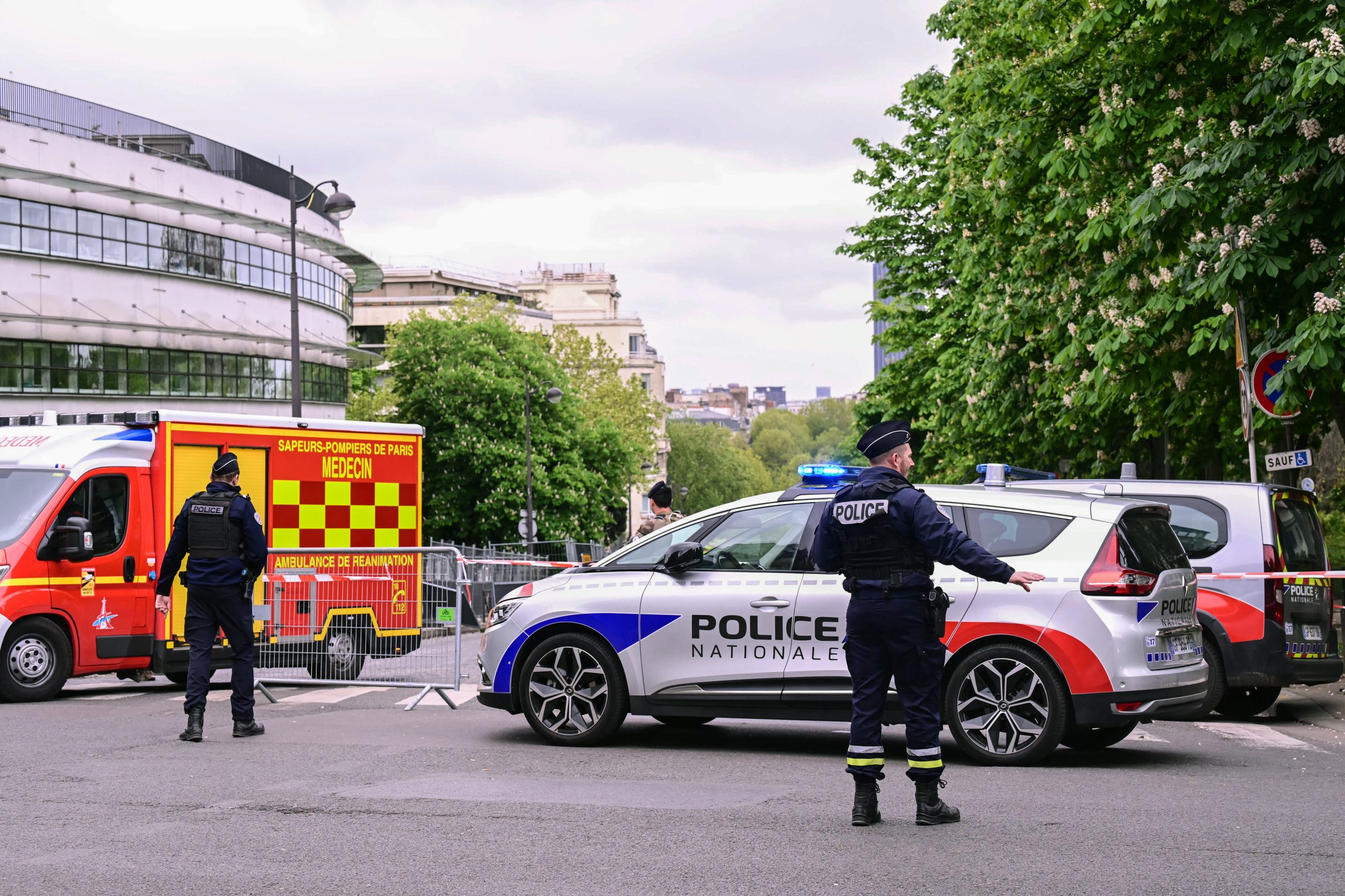 Polícia é atacado com faca em Paris, sem indícios de “motivação terrorista”