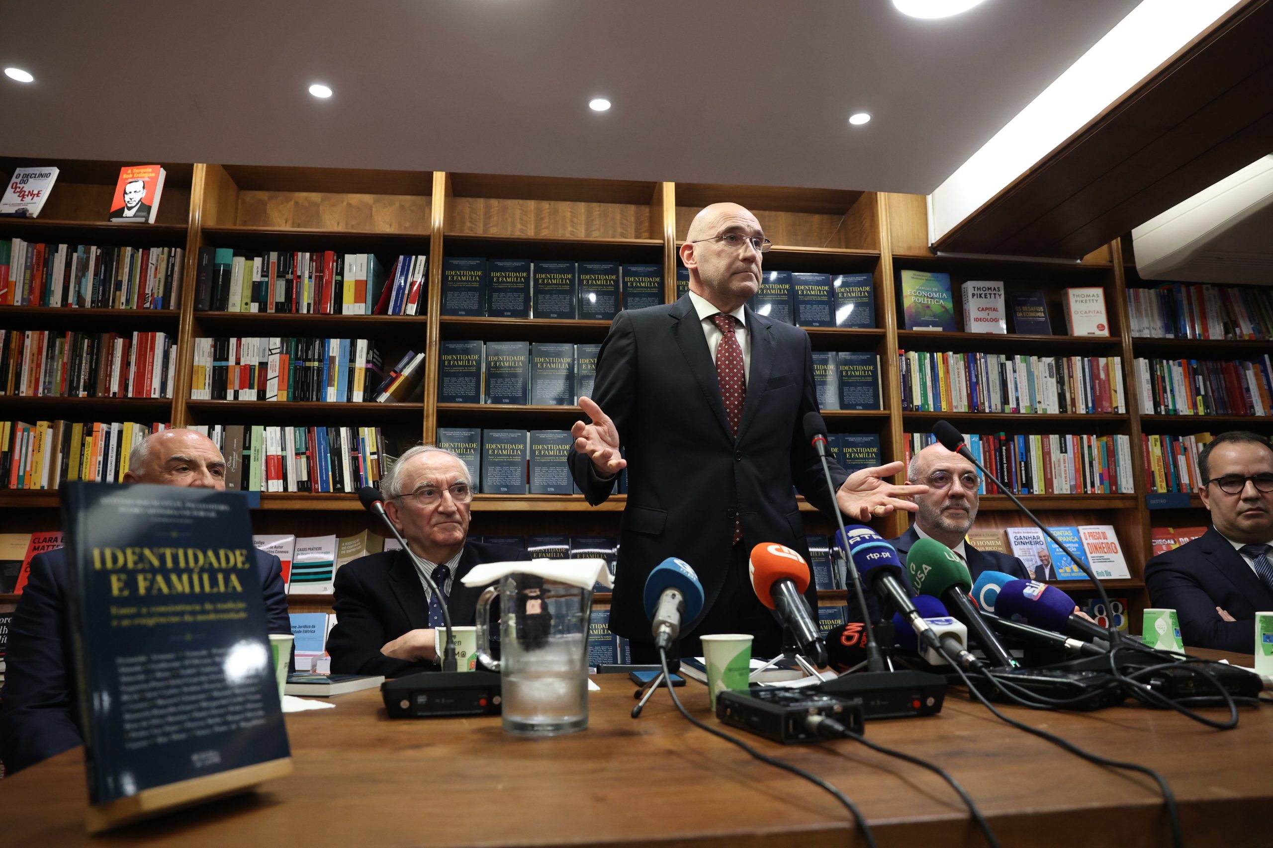 PAN, PS, BE e PCP criticam ideias “bafientas e retrógradas” de livro apresentado por Passos