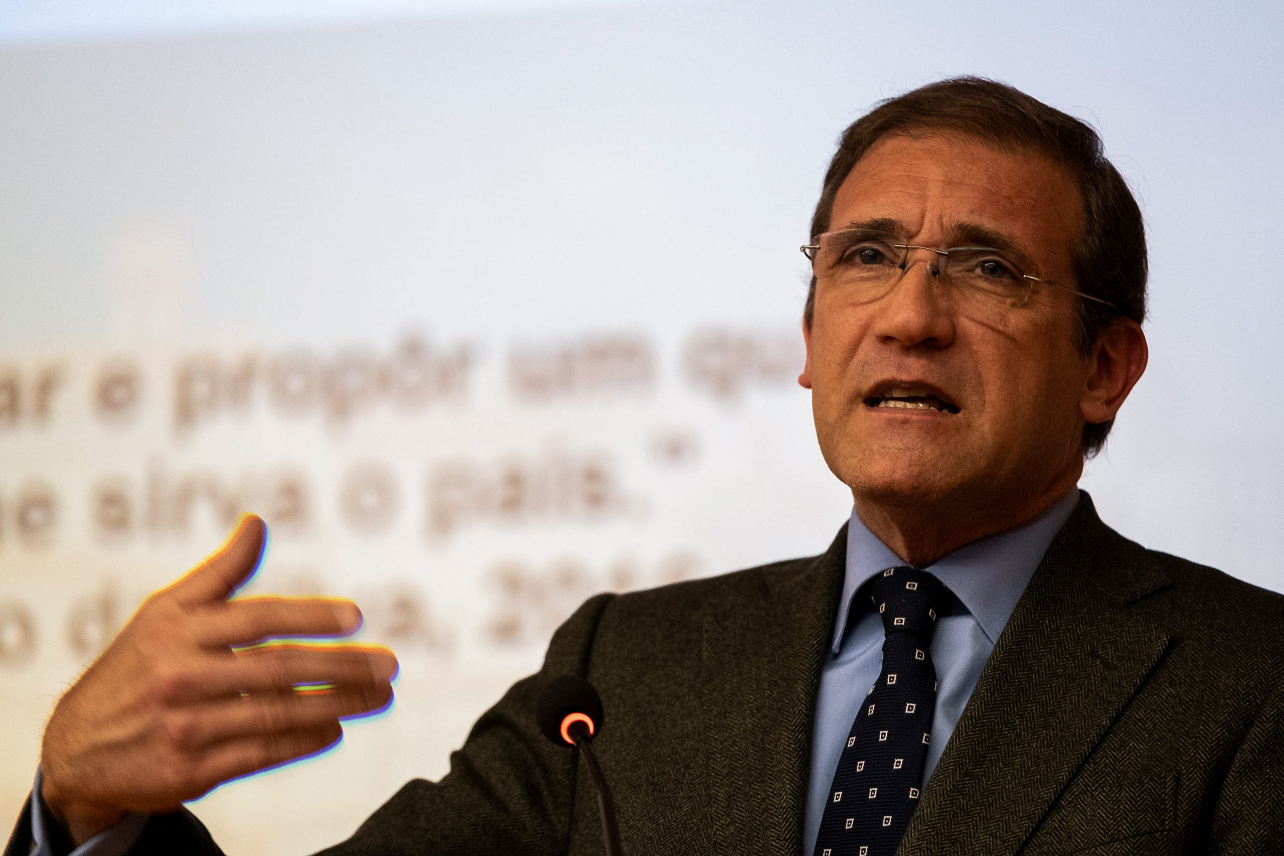 Pedro Passos Coelho, elogiado e desafiado, põe-se “fora da vida política”