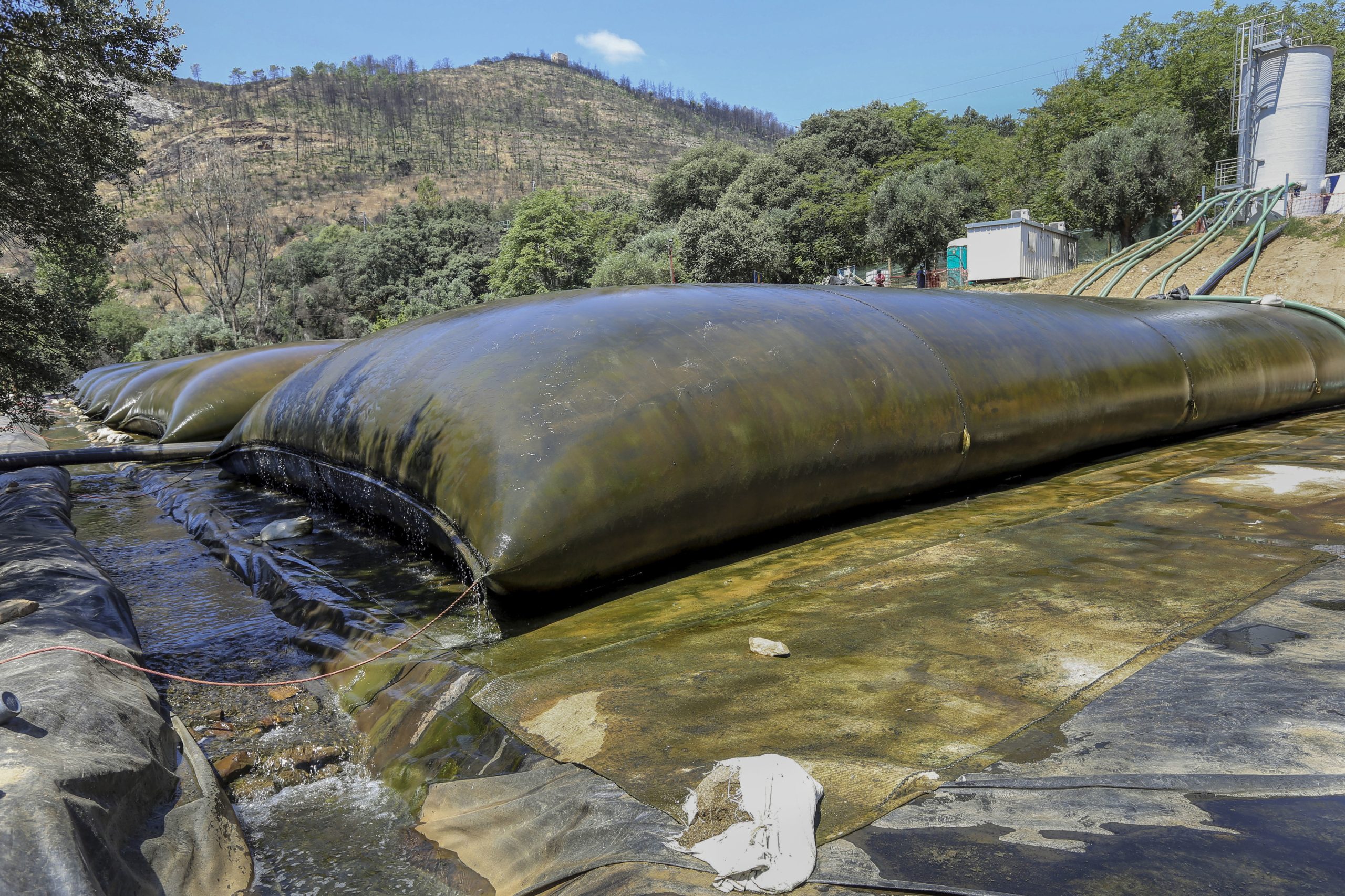 Recolha das lamas retiradas do rio Tejo em Vila Velha de Ródão começou hoje