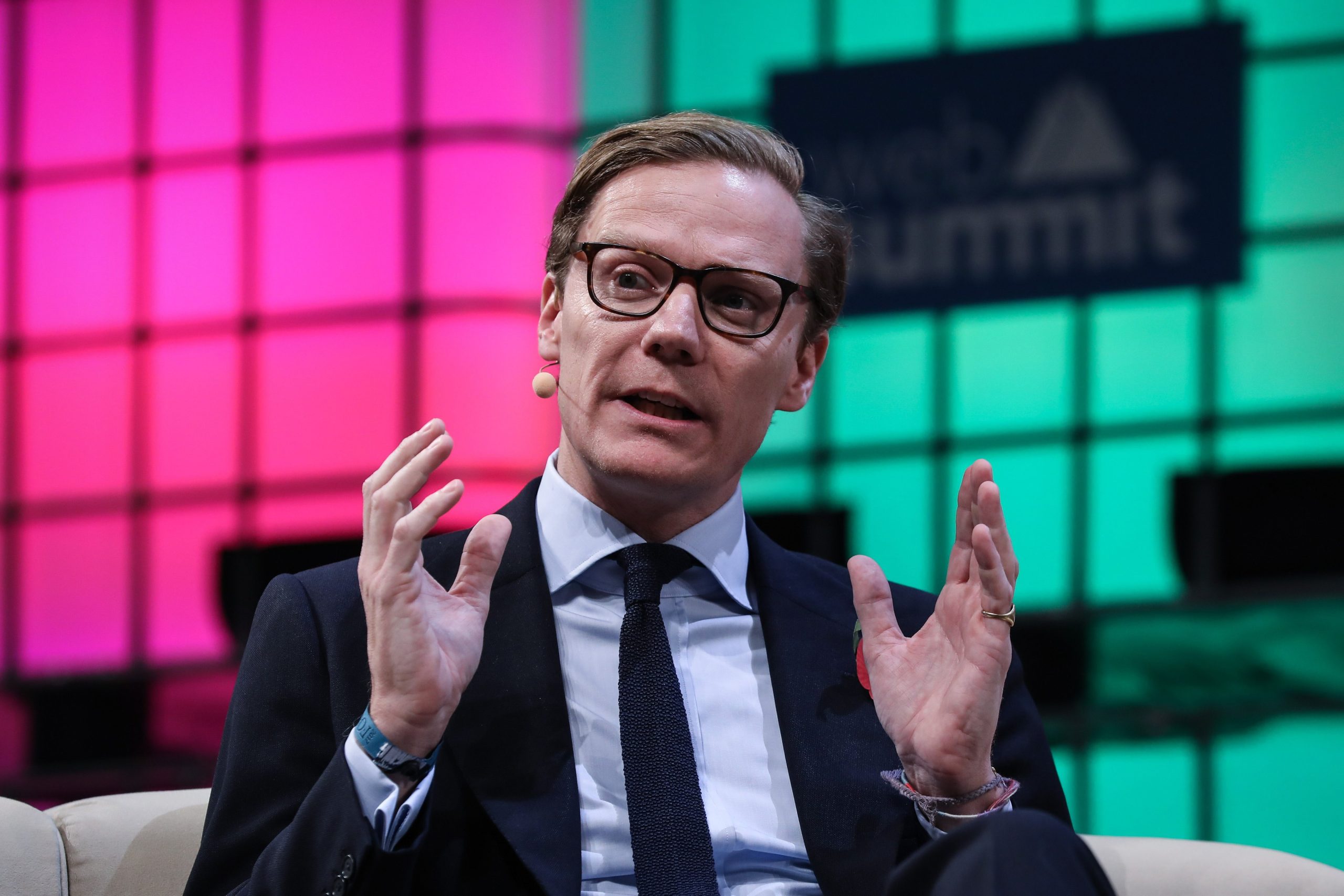 CEO da Cambridge Analytica suspenso depois de admitir papel importante na eleição de Donald Trump