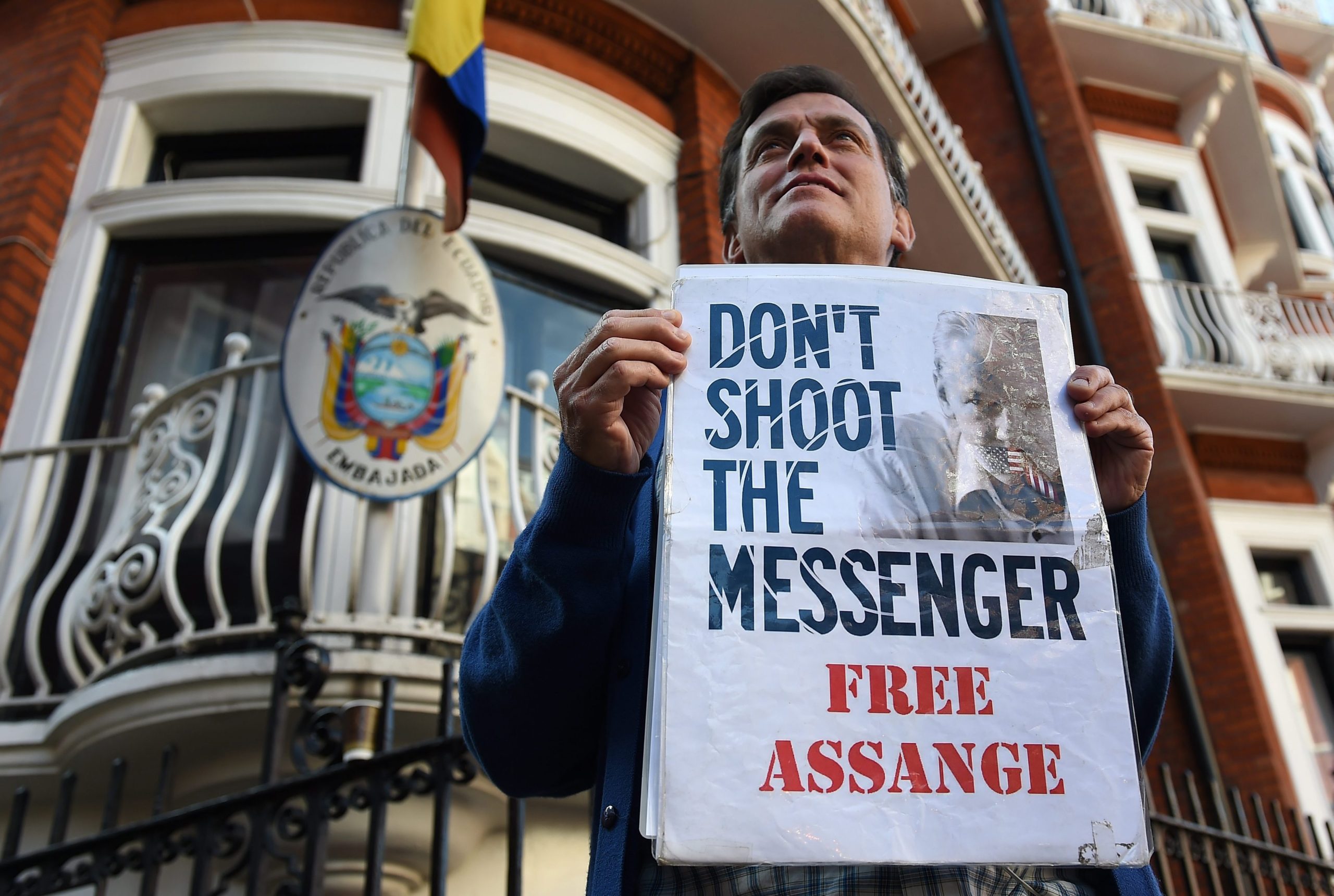 Assange diz que Rússia não foi fonte da publicação dos ‘emails’ de Hillary Clinton
