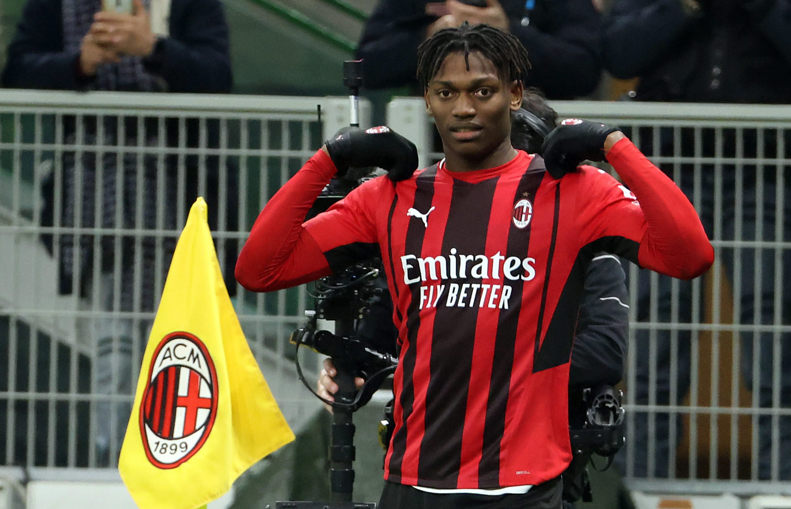 Rafael Leão renova com AC Milan até junho de 2028
