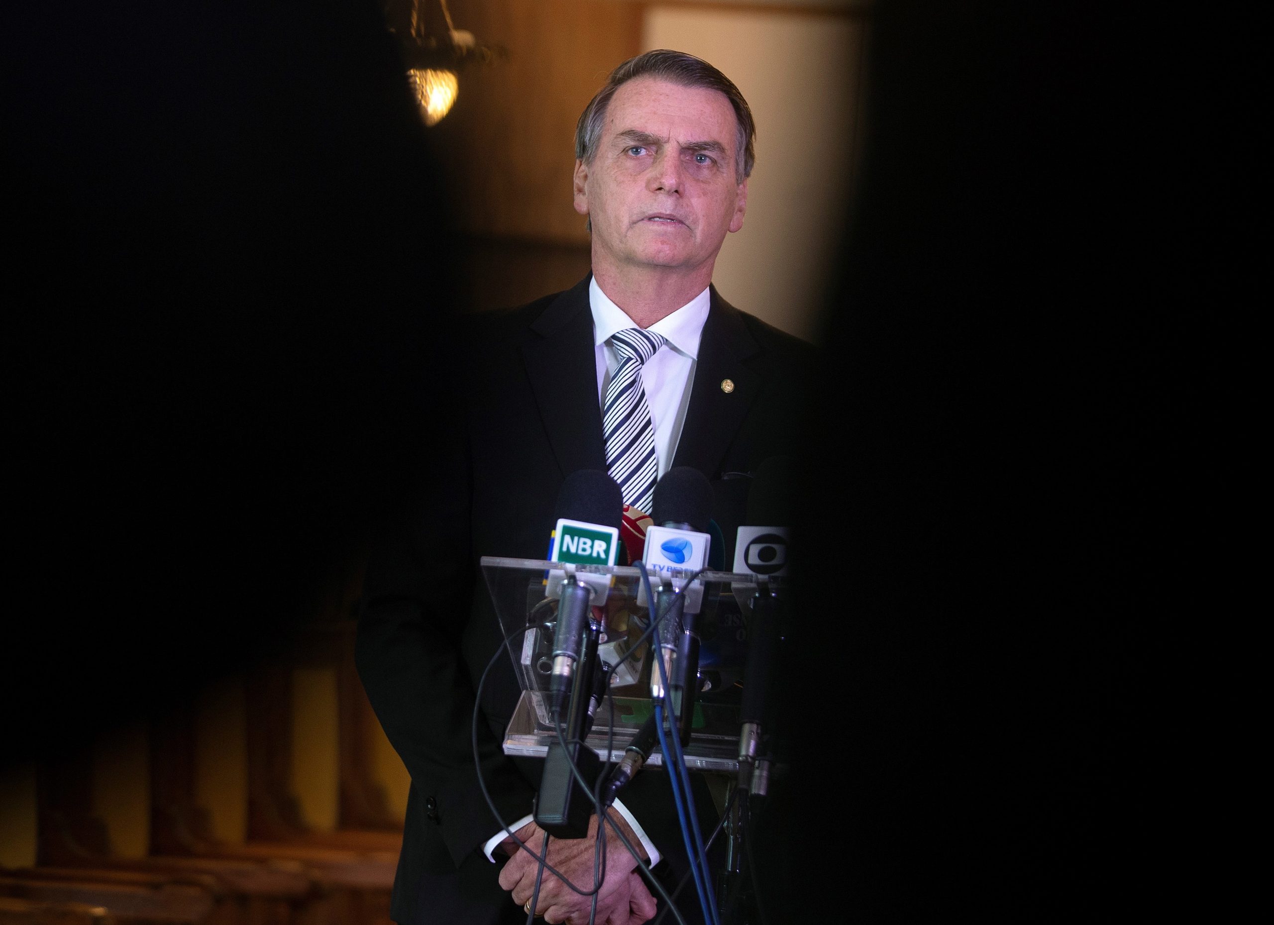 Bolsonaro oferece asilo a médicos cubanos que queiram permancer no país
