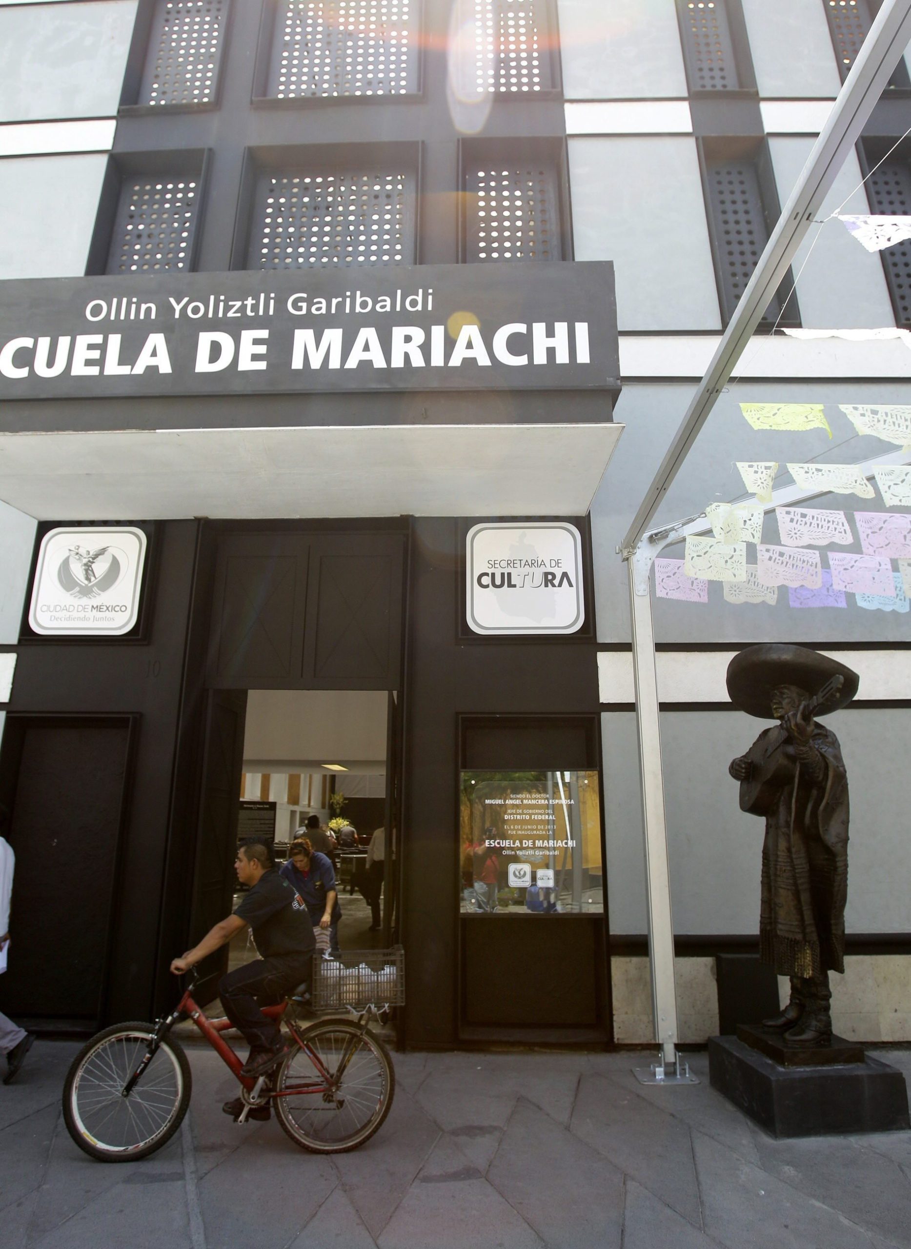 Homens vestidos de mariachi matam três pessoas na Cidade do México