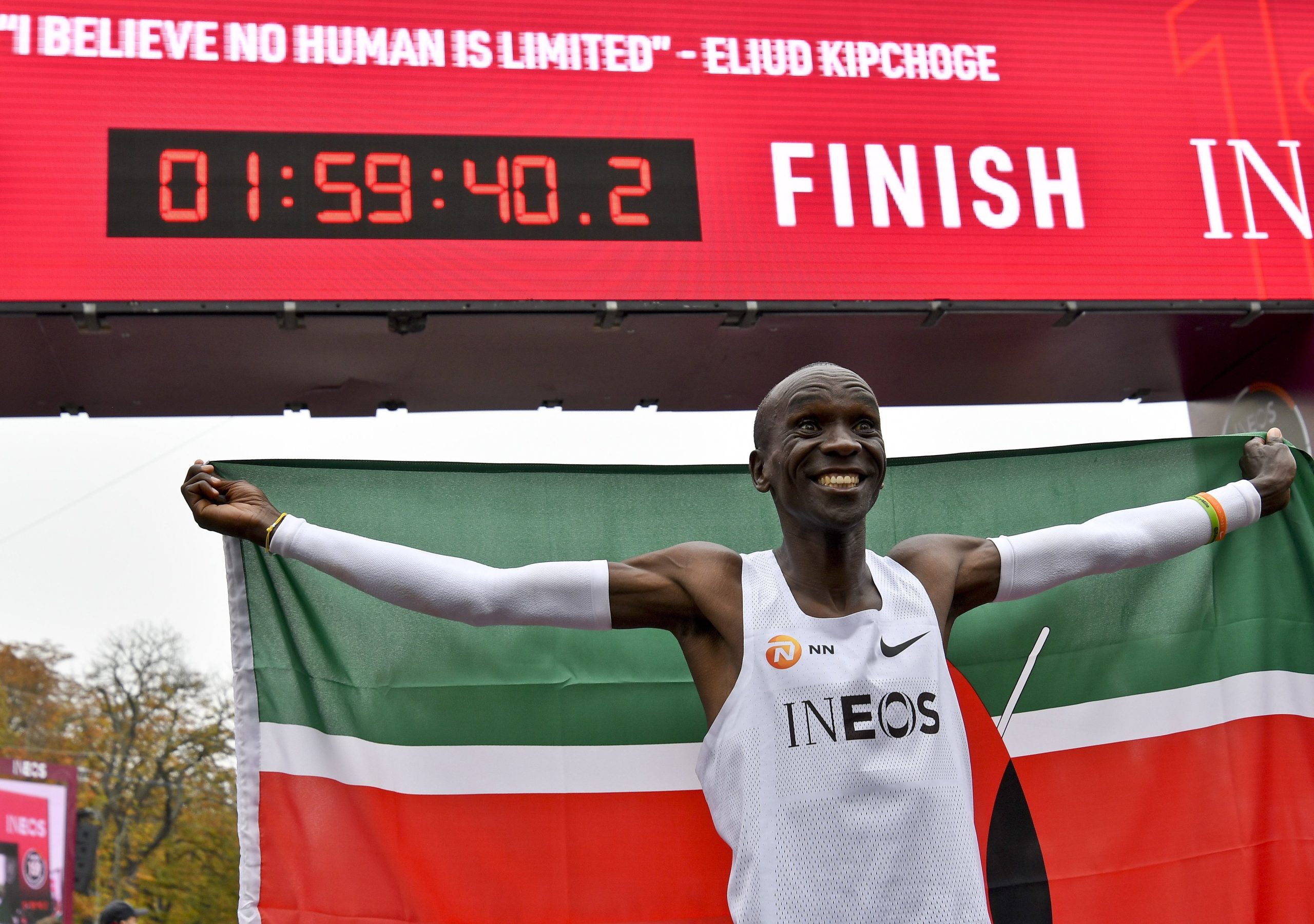 “O ser humano não tem limites”: Kipchoge feliz por fazer história ao correr a maratona em menos de duas horas